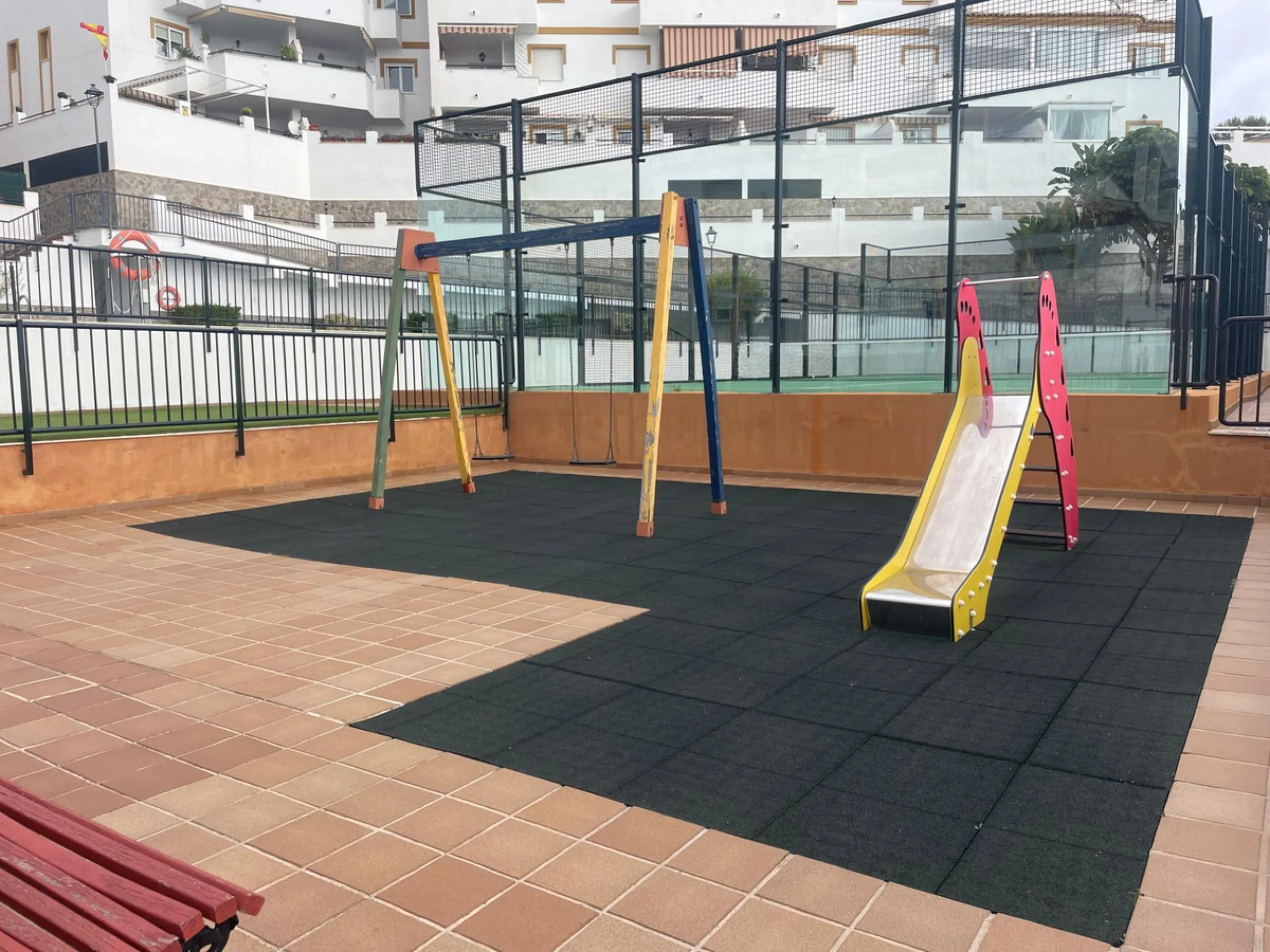 Apartment - Middle Floor Apartment в продаже в Benalmadena, Málaga. В доме 3 спален и 2 ванных комнат. Площадь дома 98 м²