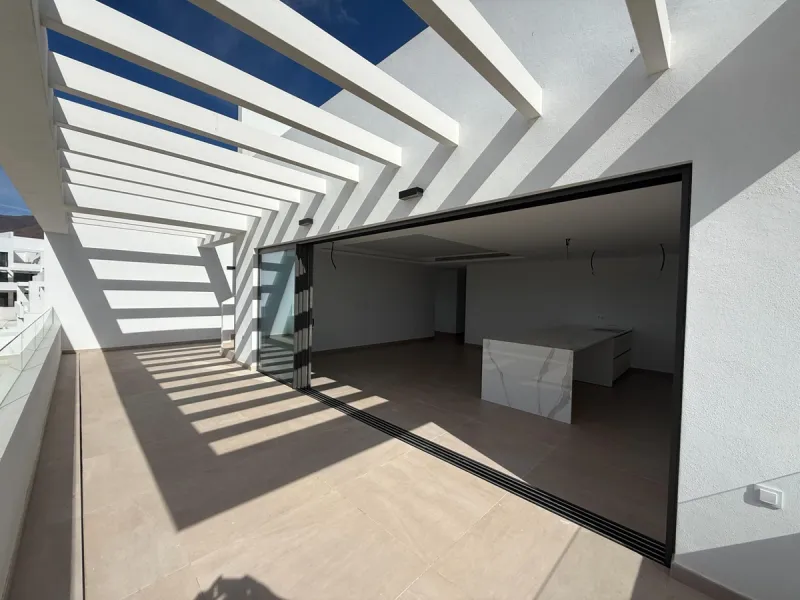 Apartment - Penthouse в продаже в Estepona, Málaga. В доме 3 спален и 3 ванных комнат. Площадь дома 196 м²