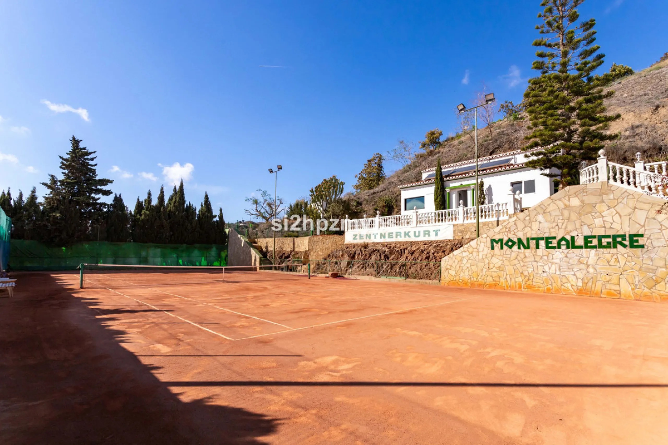 Große Villa in Torrox mit Tennisplatz und guten Geschäftsmöglichkeiten