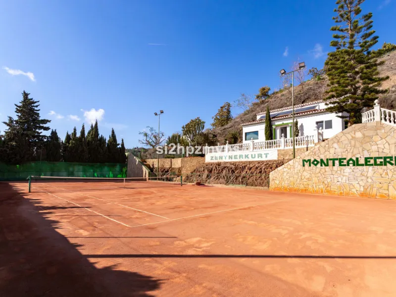 Große Villa in Torrox mit Tennisplatz und guten Geschäftsmöglichkeiten