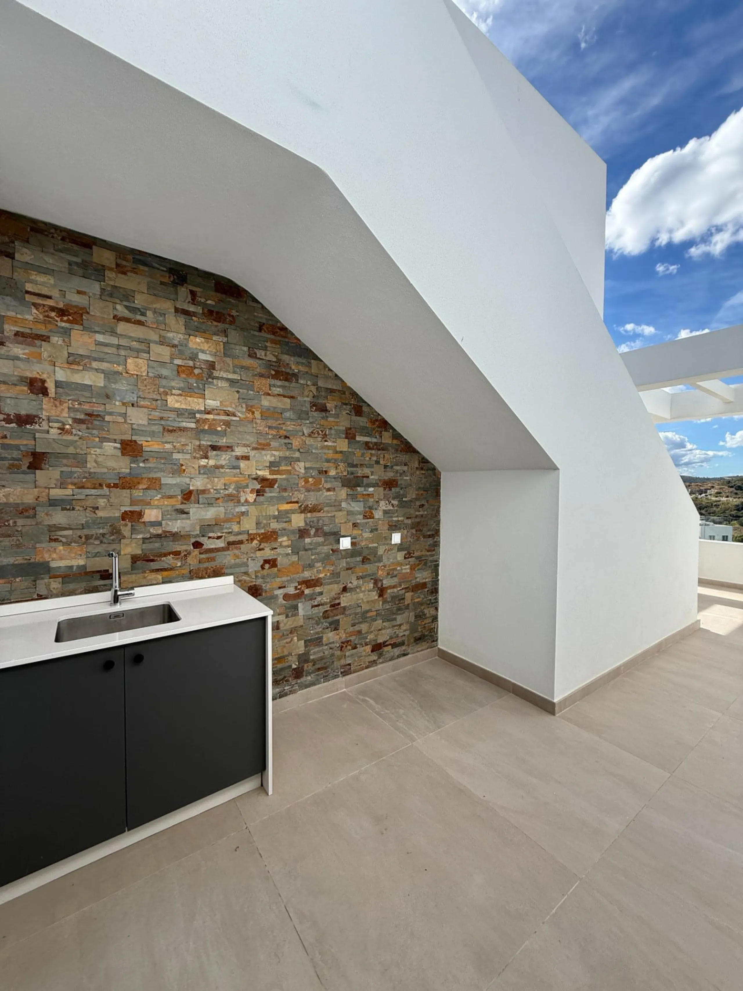 Apartment - Penthouse в продаже в Estepona, Málaga. В доме 3 спален и 3 ванных комнат. Площадь дома 196 м²