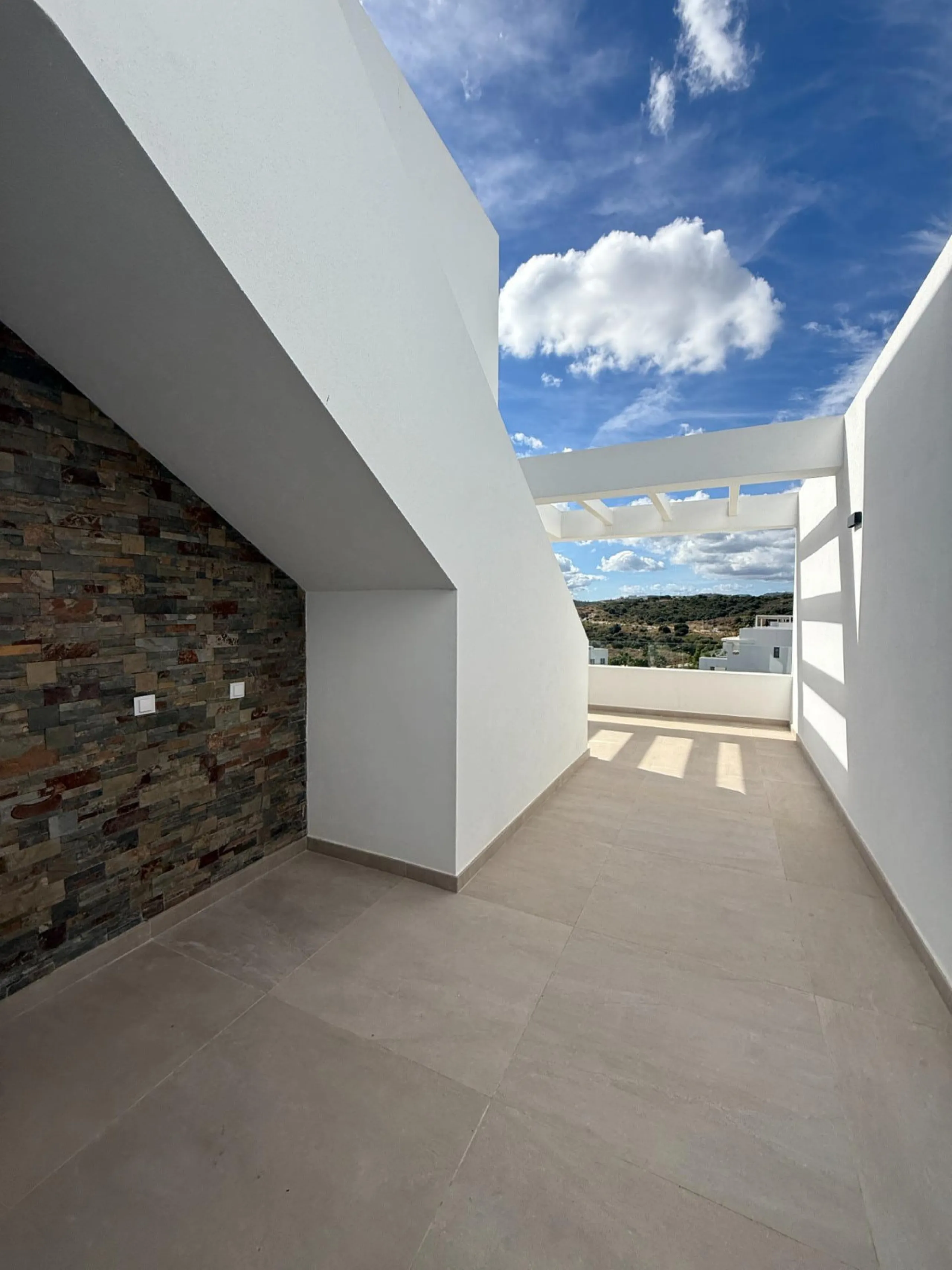 Apartment - Penthouse в продаже в Estepona, Málaga. В доме 3 спален и 3 ванных комнат. Площадь дома 196 м²