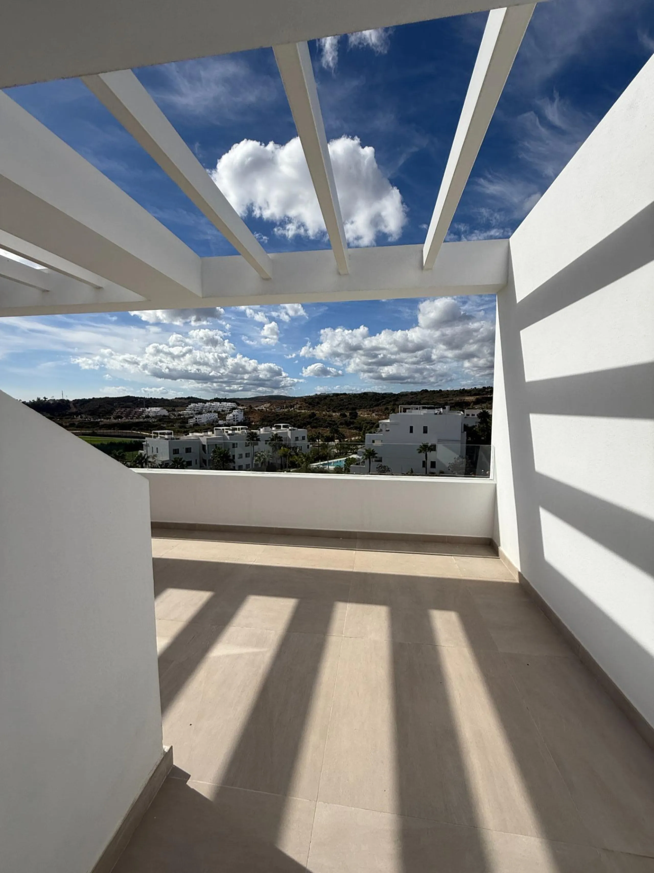 Apartment - Penthouse в продаже в Estepona, Málaga. В доме 3 спален и 3 ванных комнат. Площадь дома 196 м²