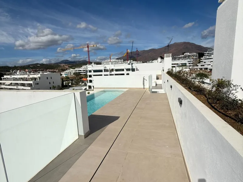 Apartment - Penthouse в продаже в Estepona, Málaga. В доме 3 спален и 3 ванных комнат. Площадь дома 196 м²