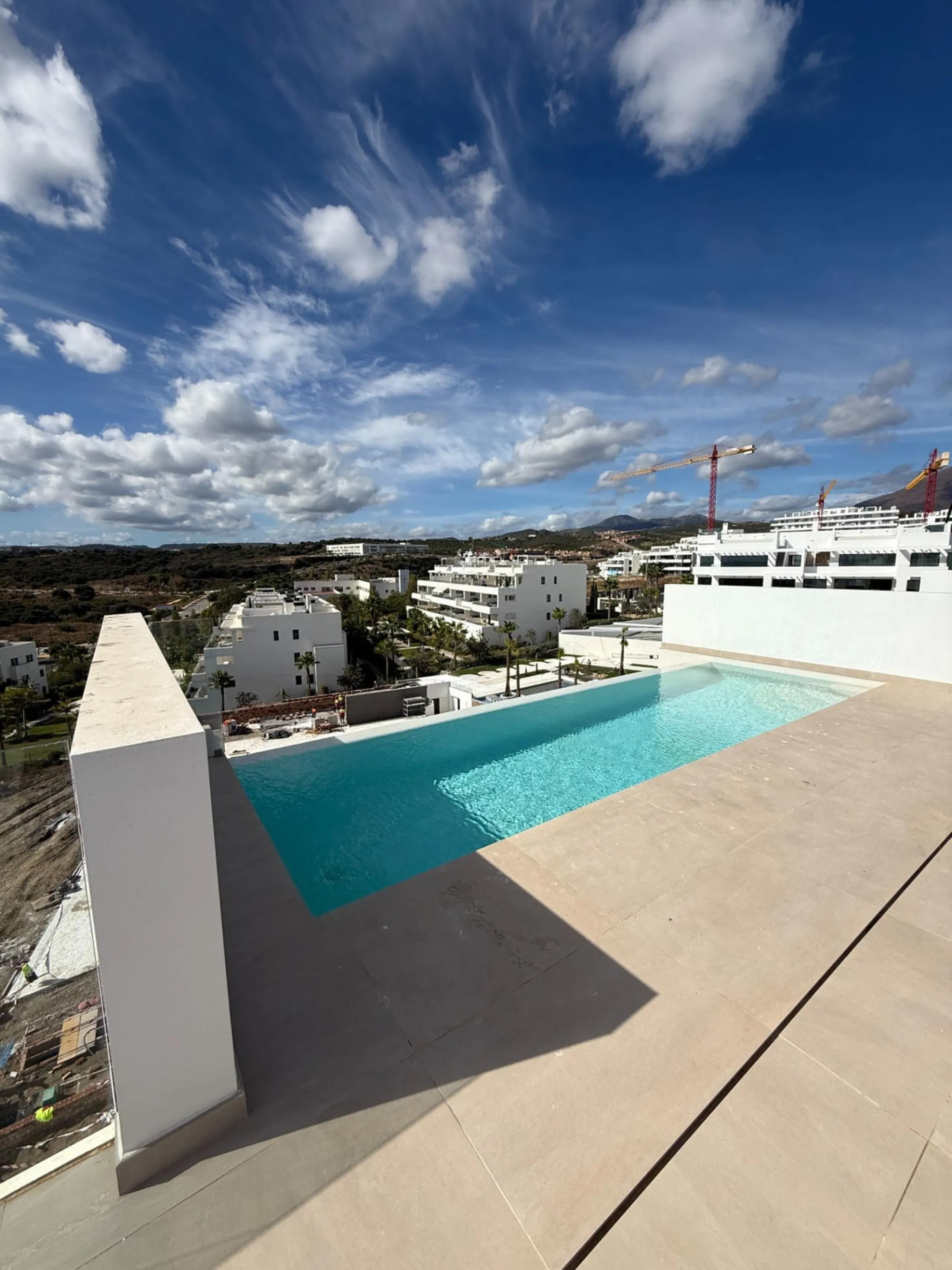 Apartment - Penthouse в продаже в Estepona, Málaga. В доме 3 спален и 3 ванных комнат. Площадь дома 196 м²