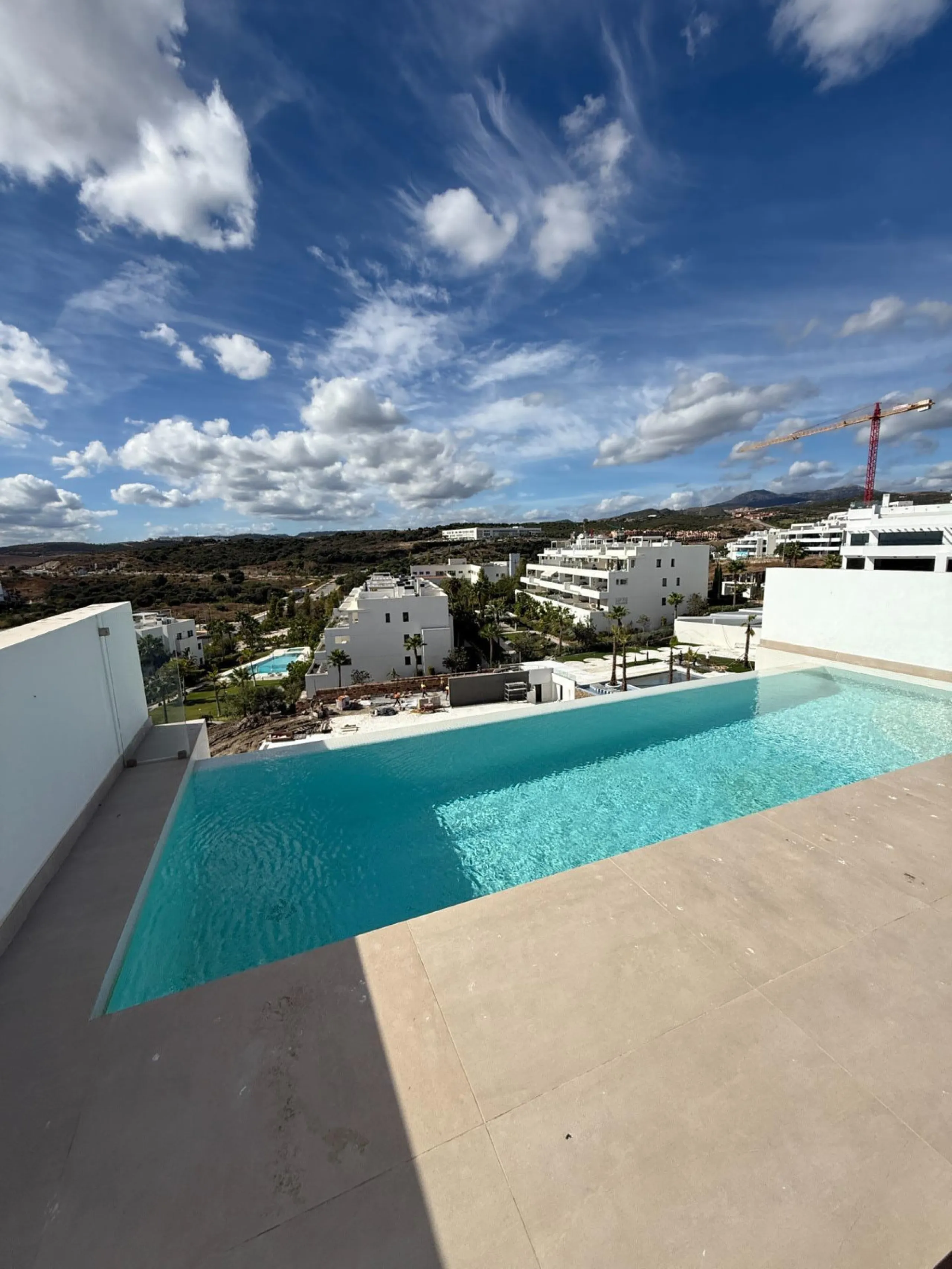 Apartment - Penthouse в продаже в Estepona, Málaga. В доме 3 спален и 3 ванных комнат. Площадь дома 196 м²