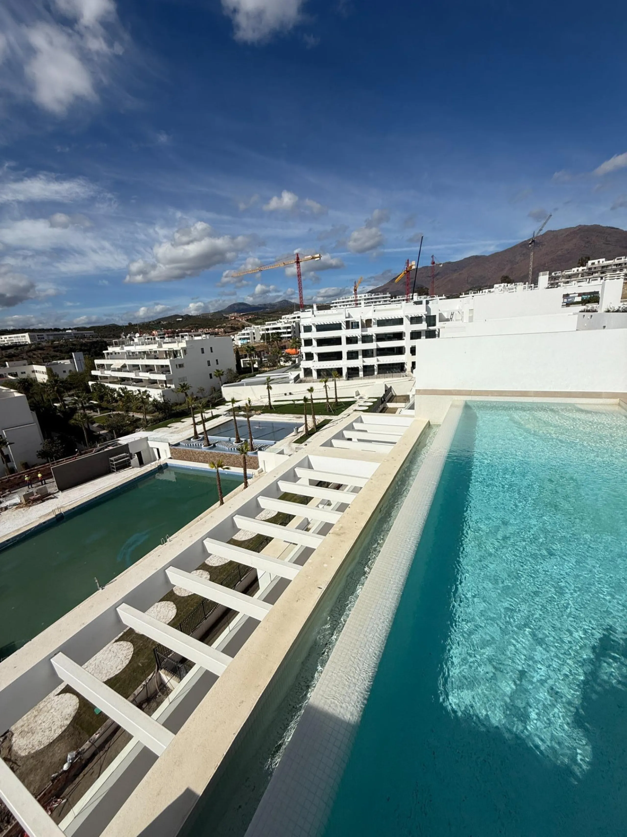 Apartment - Penthouse в продаже в Estepona, Málaga. В доме 3 спален и 3 ванных комнат. Площадь дома 196 м²