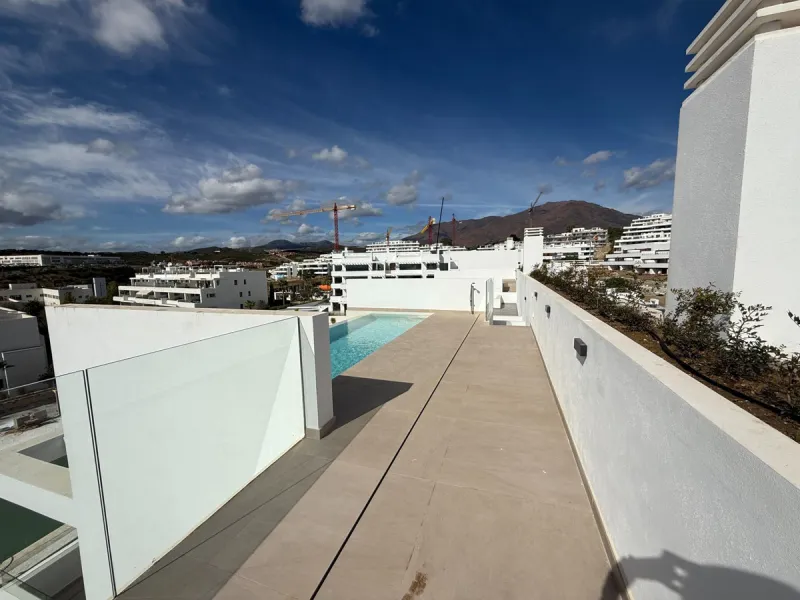 Apartment - Penthouse в продаже в Estepona, Málaga. В доме 3 спален и 3 ванных комнат. Площадь дома 196 м²