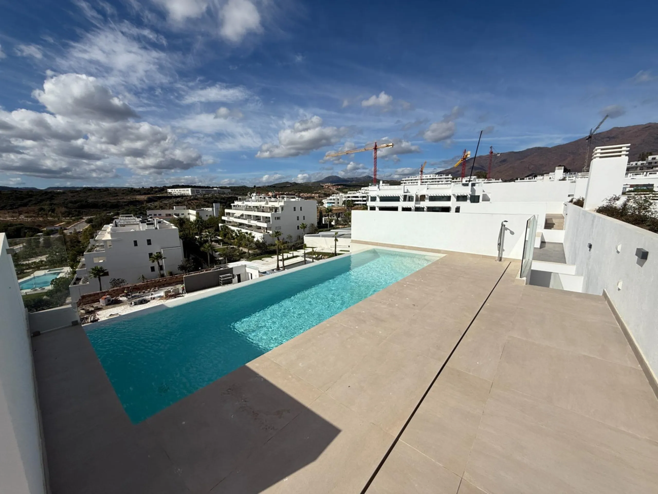Apartment - Penthouse в продаже в Estepona, Málaga. В доме 3 спален и 3 ванных комнат. Площадь дома 196 м²
