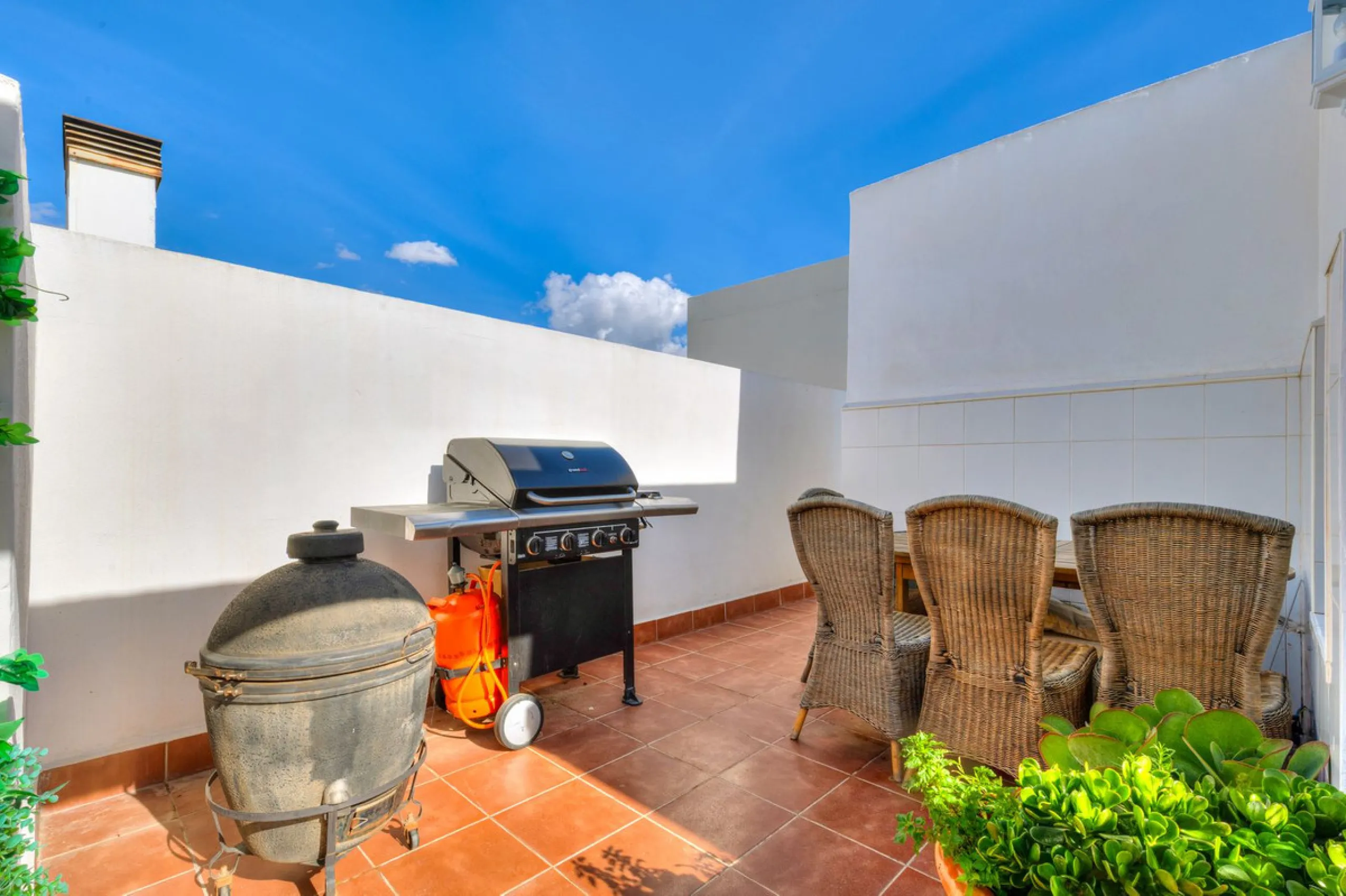 Welcome to this exclusive triplex penthouse in La Cala — over 470 m² designed for pure enjoyment on the Costa del Sol.
