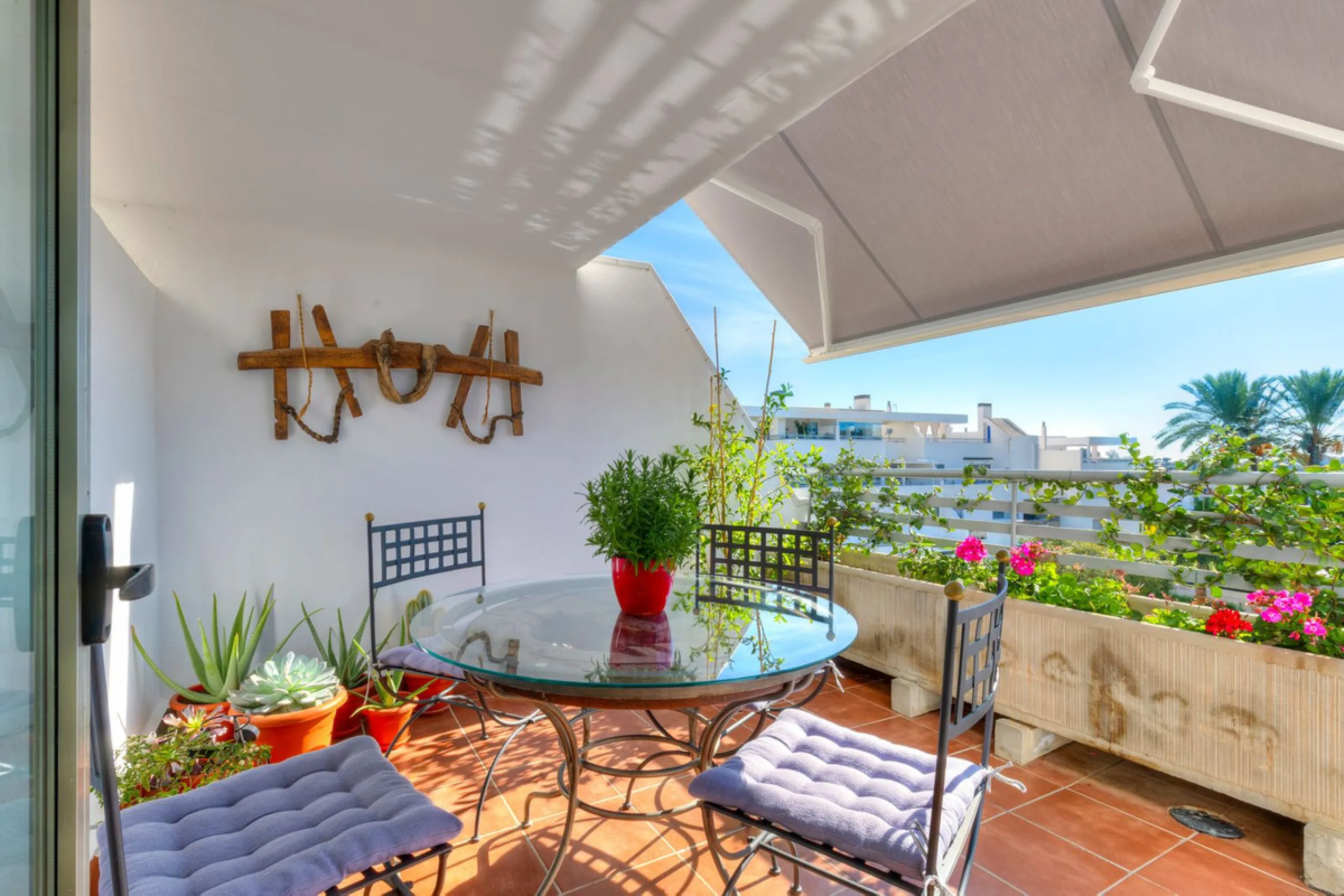 Welcome to this exclusive triplex penthouse in La Cala — over 470 m² designed for pure enjoyment on the Costa del Sol.