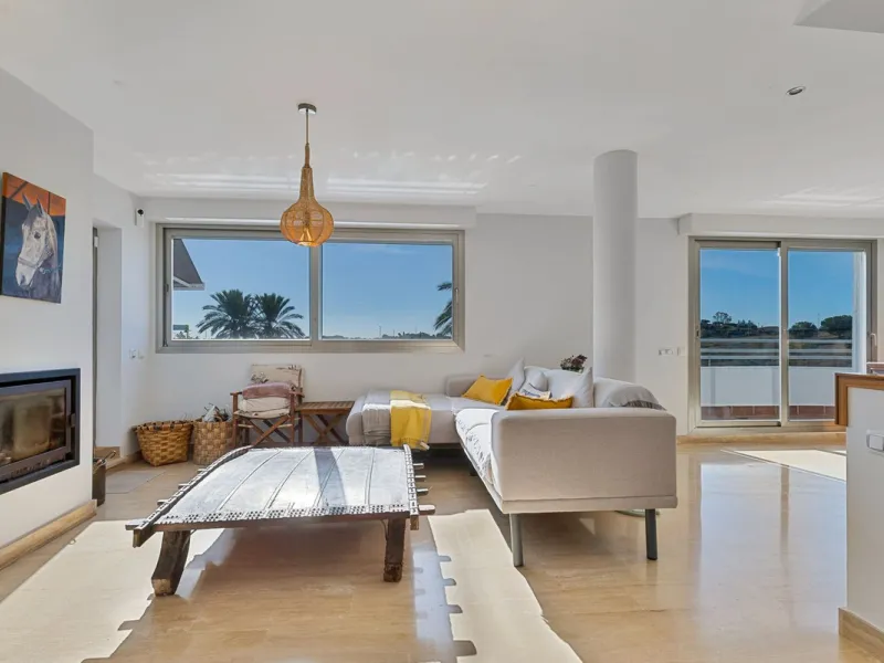 Welcome to this exclusive triplex penthouse in La Cala — over 470 m² designed for pure enjoyment on the Costa del Sol.