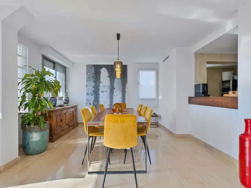 Welcome to this exclusive triplex penthouse in La Cala — over 470 m² designed for pure enjoyment on the Costa del Sol.