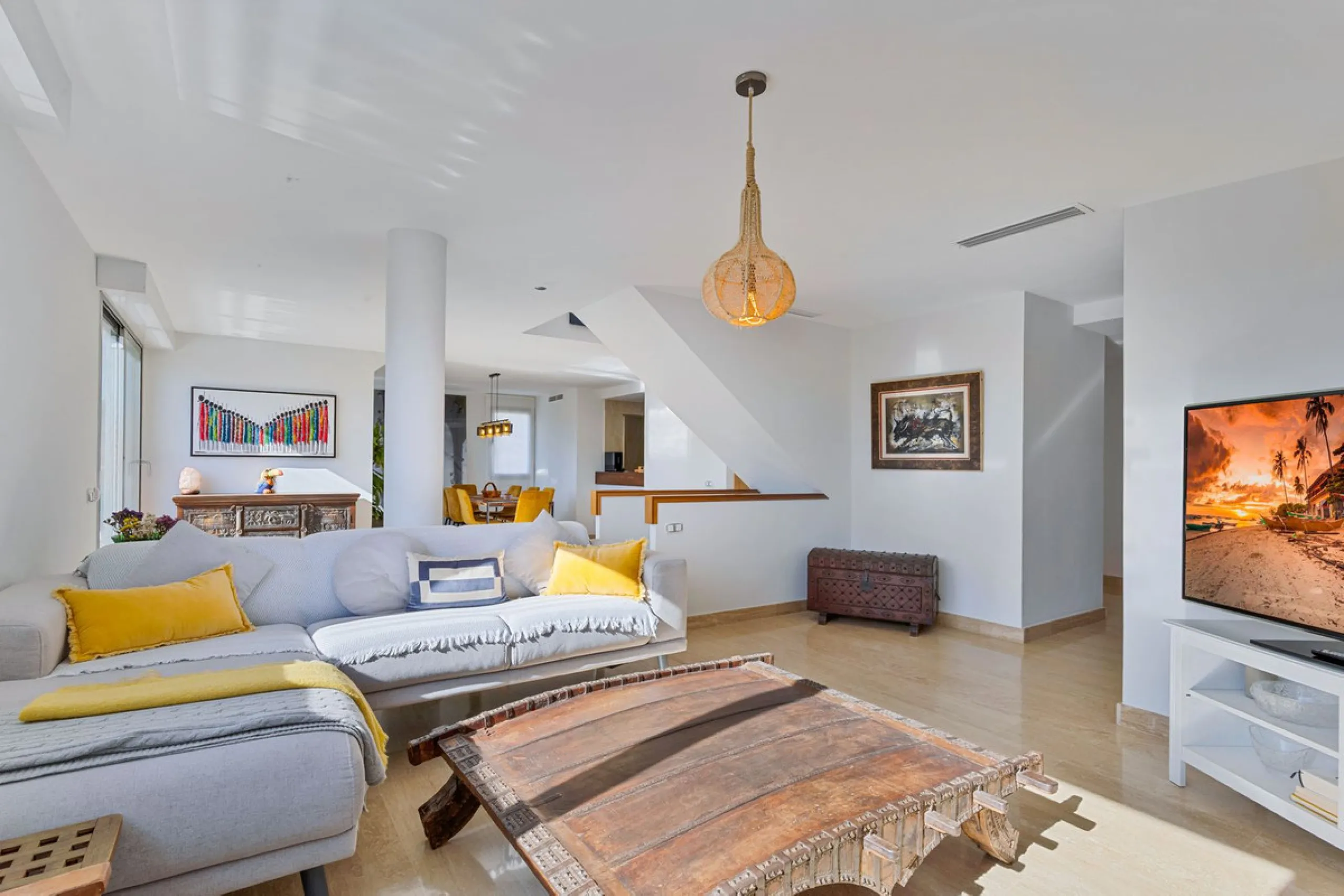 Welcome to this exclusive triplex penthouse in La Cala — over 470 m² designed for pure enjoyment on the Costa del Sol.
