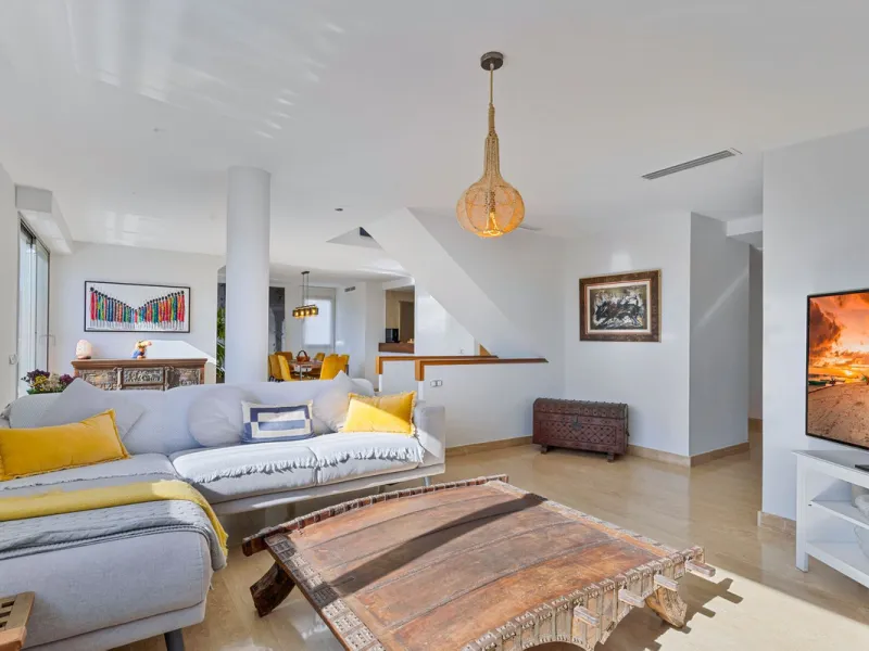 Welcome to this exclusive triplex penthouse in La Cala — over 470 m² designed for pure enjoyment on the Costa del Sol.