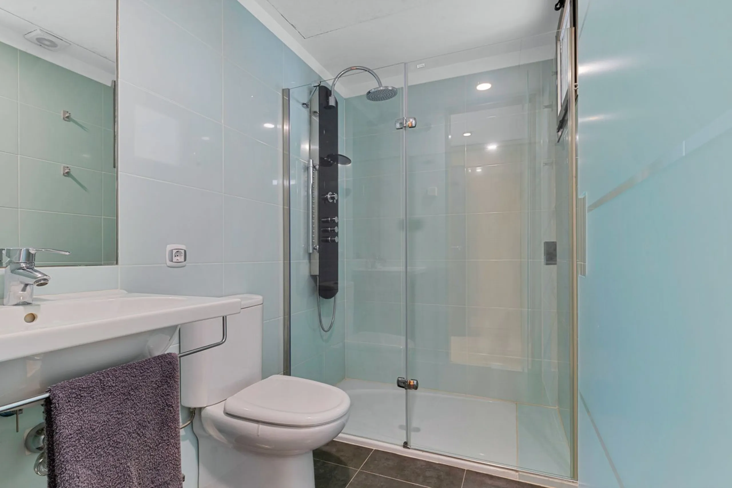 Welcome to this exclusive triplex penthouse in La Cala — over 470 m² designed for pure enjoyment on the Costa del Sol.