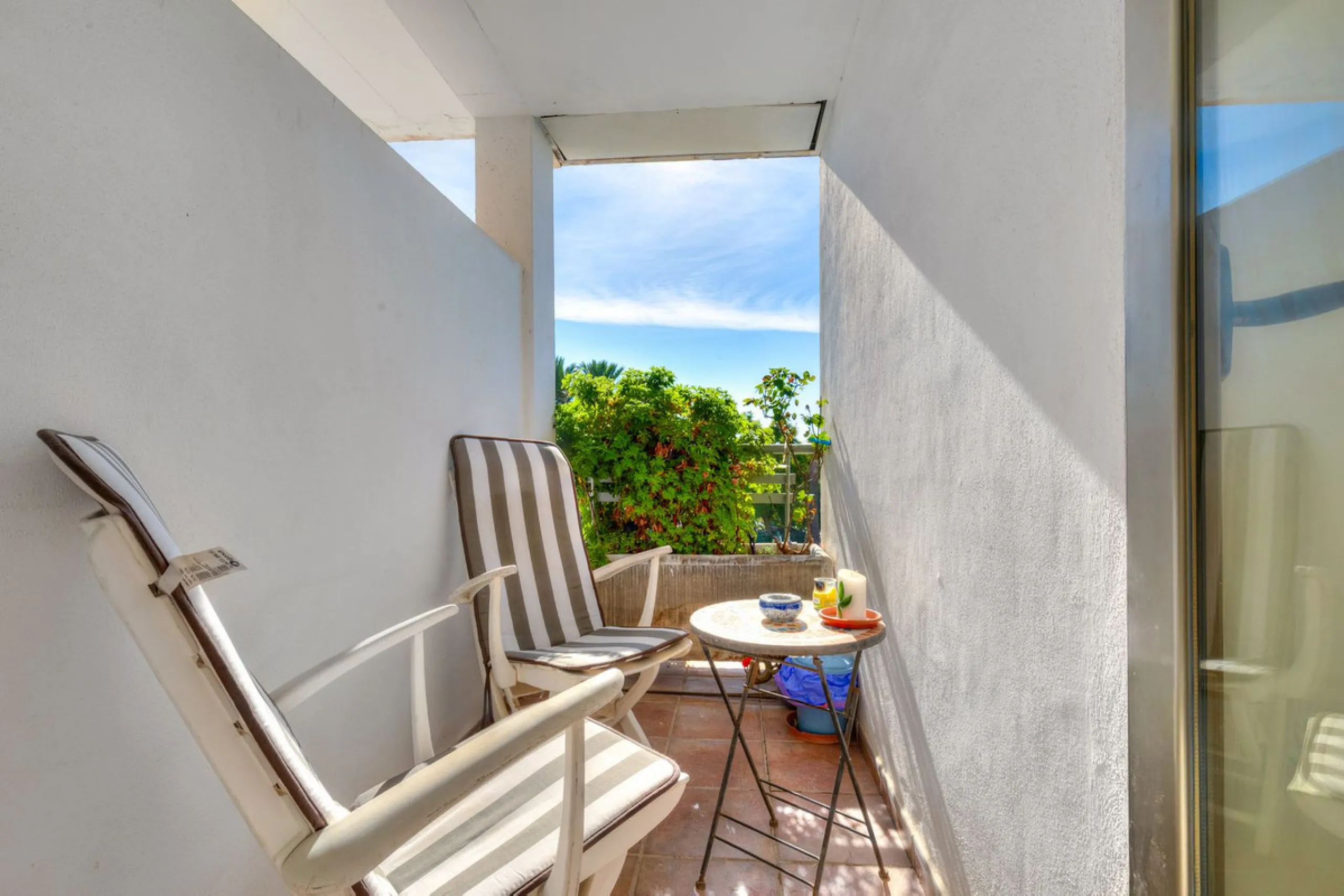 Welcome to this exclusive triplex penthouse in La Cala — over 470 m² designed for pure enjoyment on the Costa del Sol.
