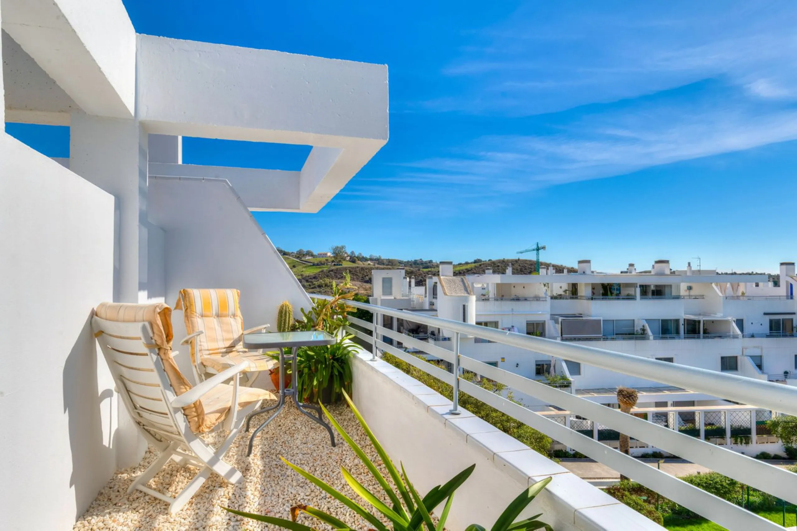 Welcome to this exclusive triplex penthouse in La Cala — over 470 m² designed for pure enjoyment on the Costa del Sol.