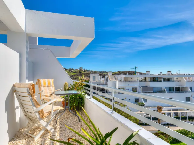 Welcome to this exclusive triplex penthouse in La Cala — over 470 m² designed for pure enjoyment on the Costa del Sol.