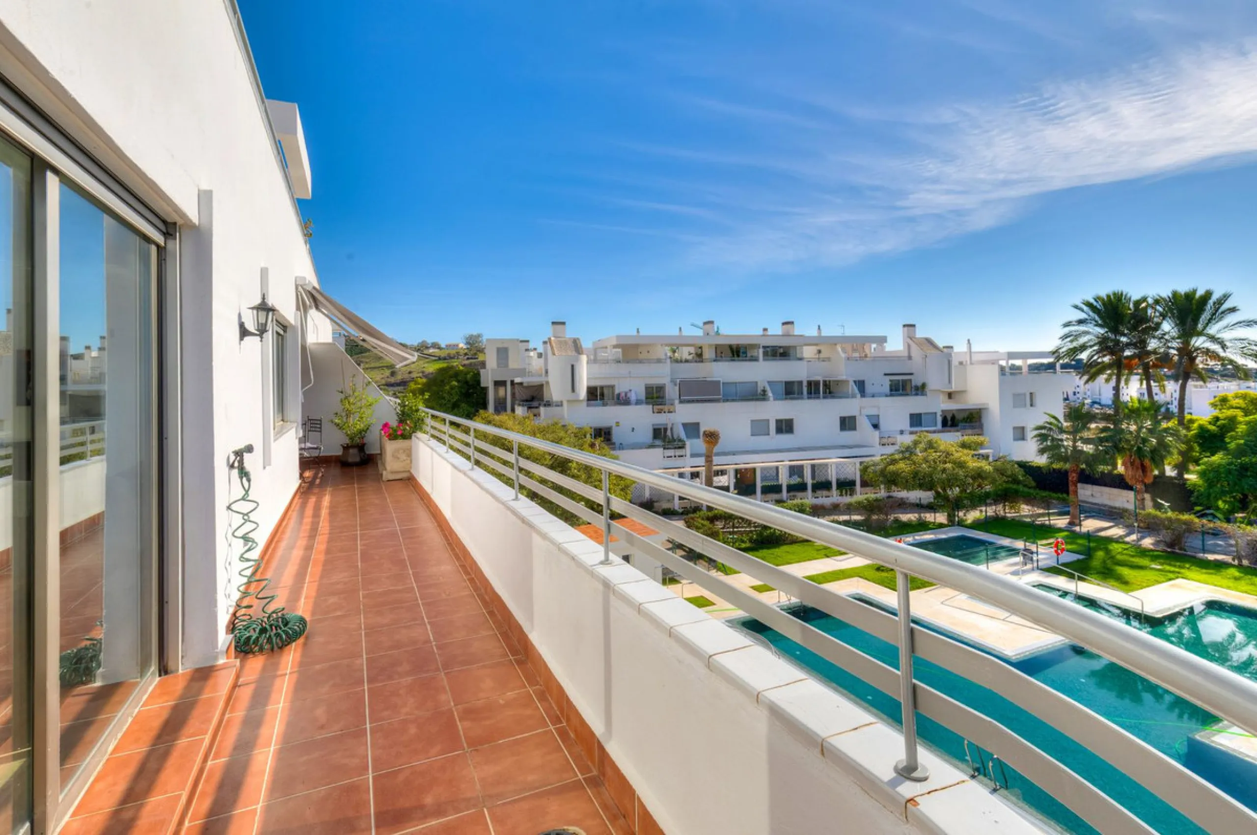 Welcome to this exclusive triplex penthouse in La Cala — over 470 m² designed for pure enjoyment on the Costa del Sol.