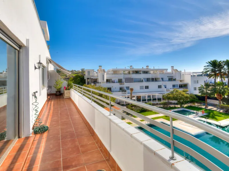 Welcome to this exclusive triplex penthouse in La Cala — over 470 m² designed for pure enjoyment on the Costa del Sol.