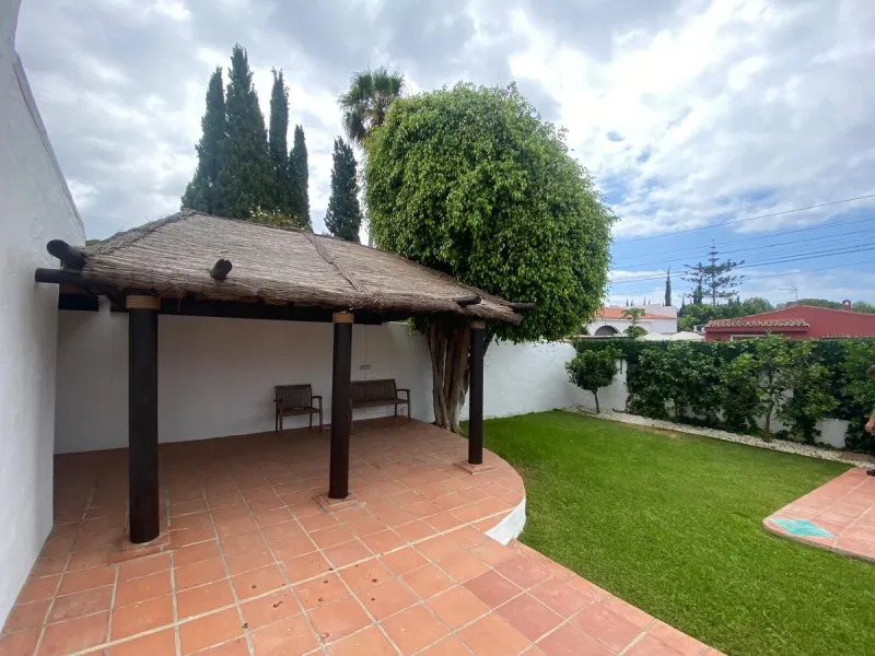 House - Detached Villa в продаже в Marbella, Málaga. В доме 3 спален и 3 ванных комнат. Площадь дома 207 м². Площадь участка 424 м²