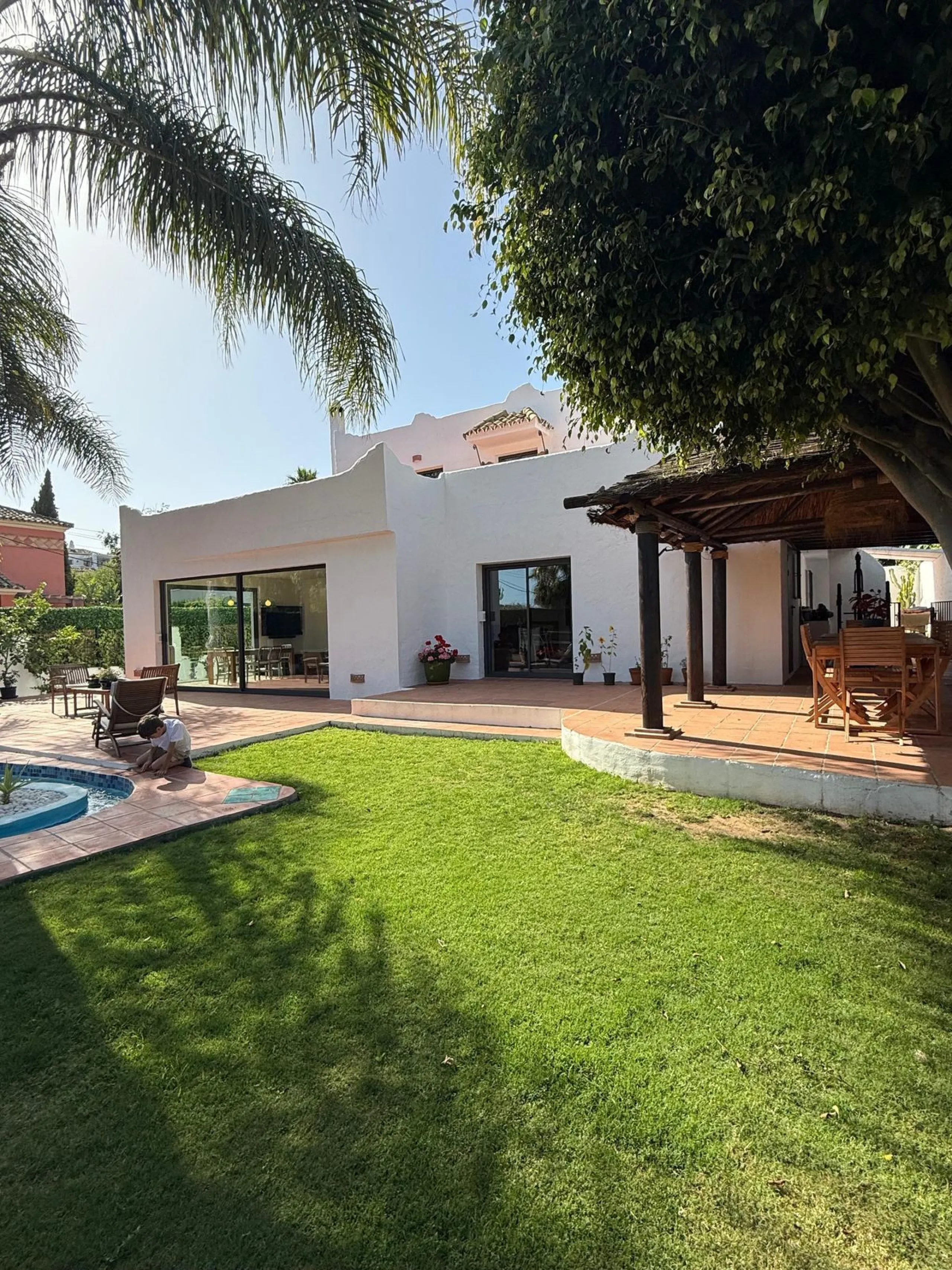 House - Detached Villa в продаже в Marbella, Málaga. В доме 3 спален и 3 ванных комнат. Площадь дома 207 м². Площадь участка 424 м²