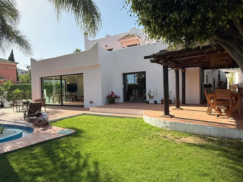 House - Detached Villa в продаже в Marbella, Málaga. В доме 3 спален и 3 ванных комнат. Площадь дома 207 м². Площадь участка 424 м²