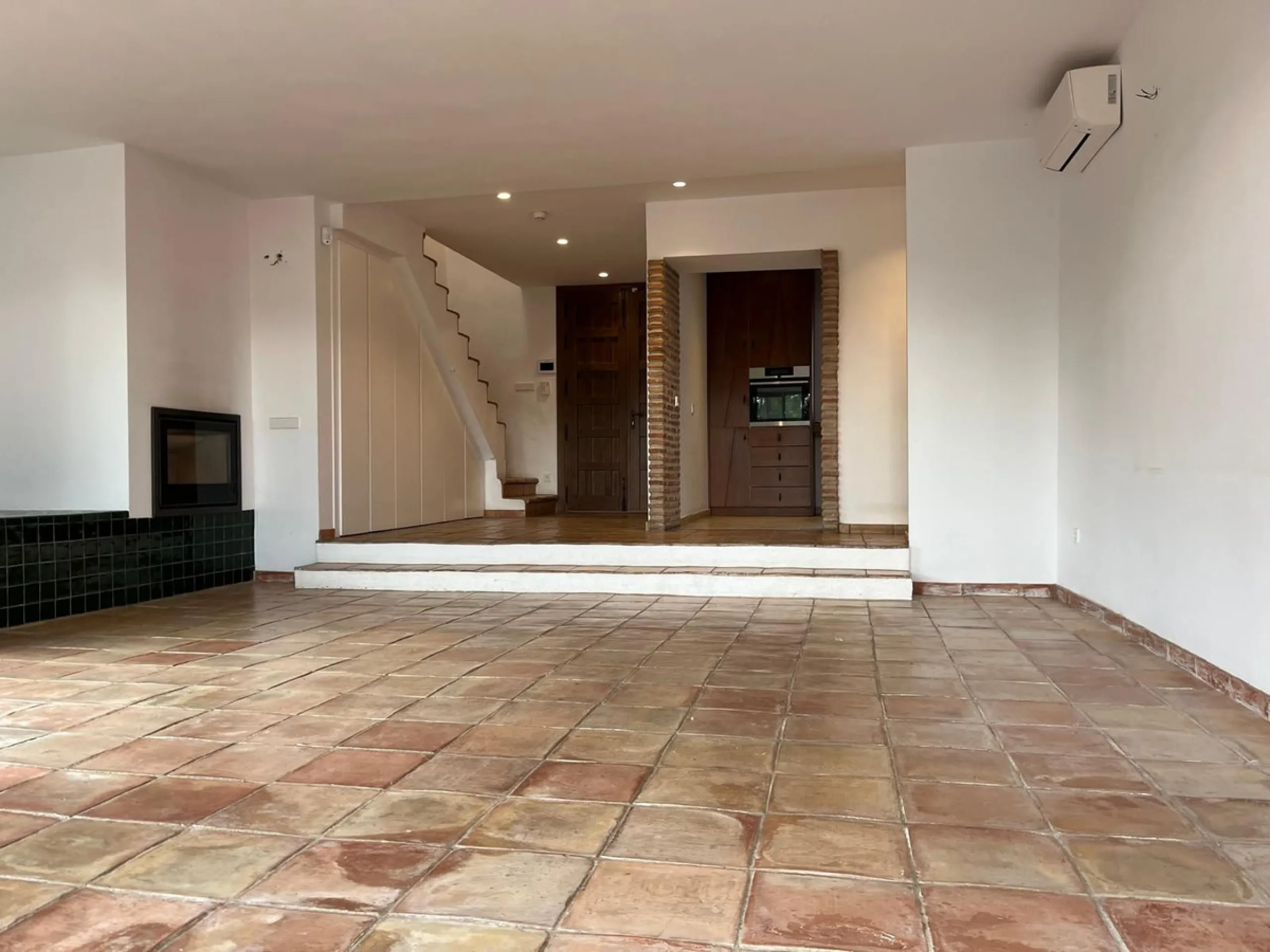 House - Detached Villa в продаже в Marbella, Málaga. В доме 3 спален и 3 ванных комнат. Площадь дома 207 м². Площадь участка 424 м²