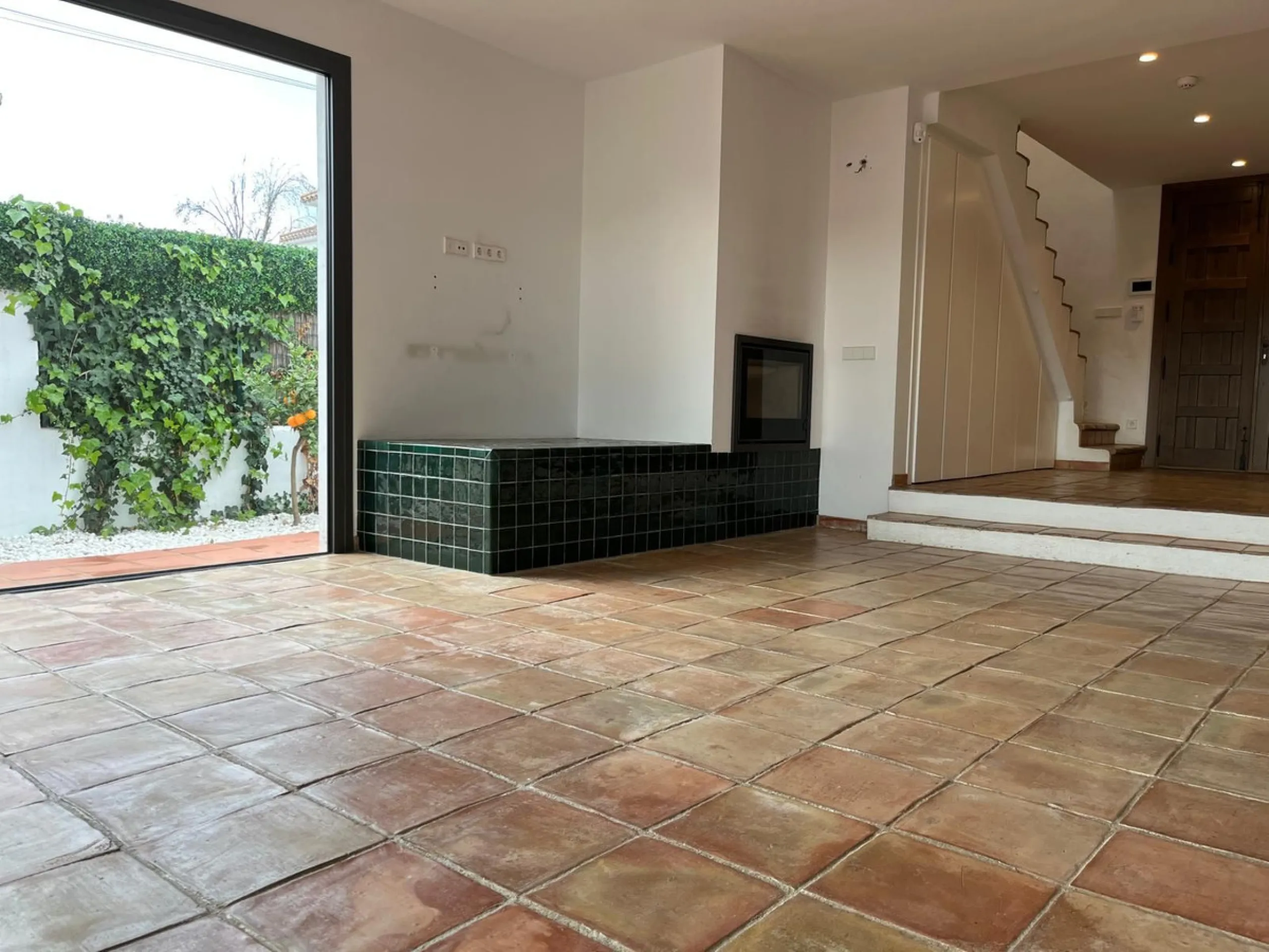 House - Detached Villa в продаже в Marbella, Málaga. В доме 3 спален и 3 ванных комнат. Площадь дома 207 м². Площадь участка 424 м²
