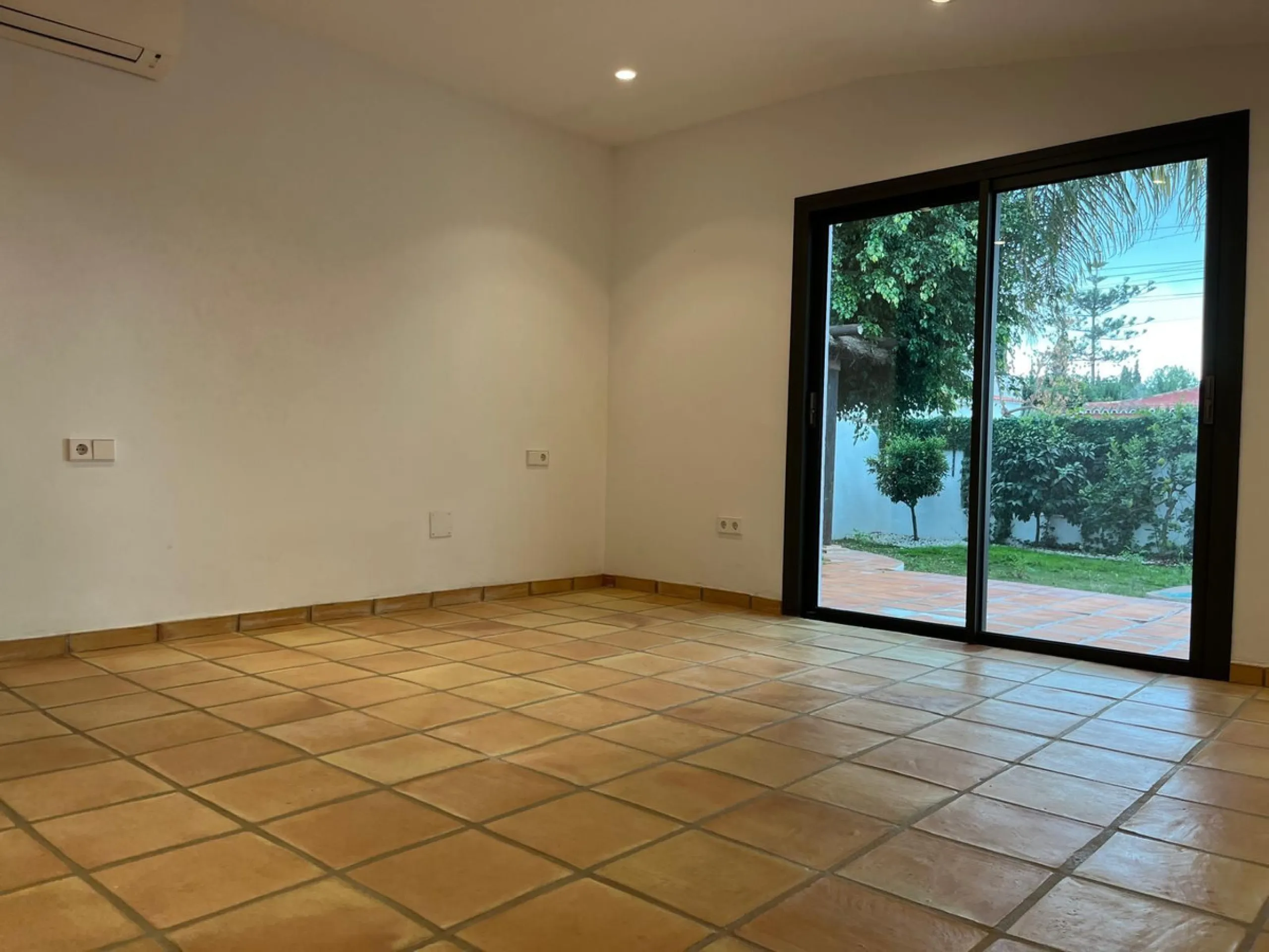 House - Detached Villa в продаже в Marbella, Málaga. В доме 3 спален и 3 ванных комнат. Площадь дома 207 м². Площадь участка 424 м²