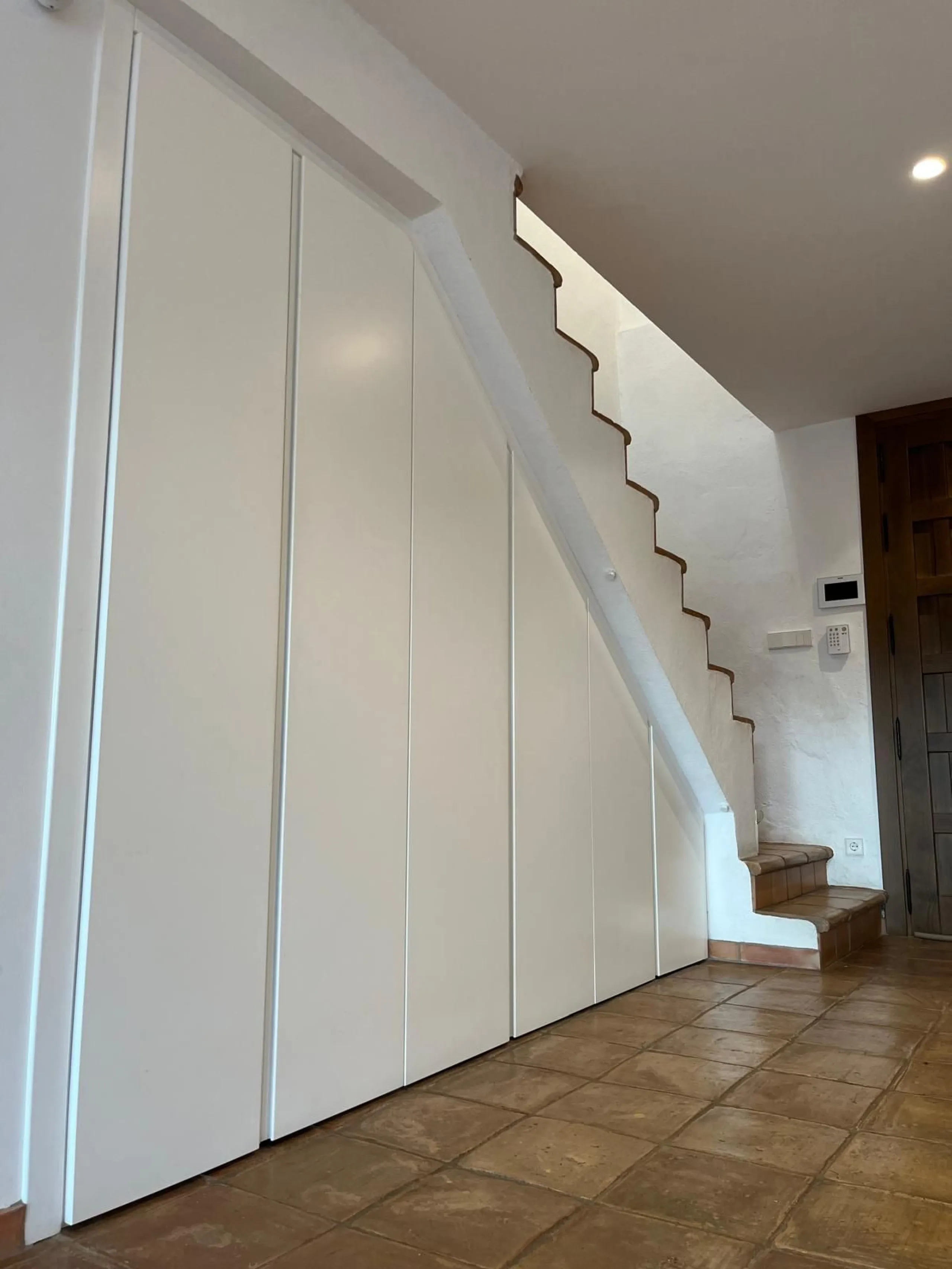 House - Detached Villa в продаже в Marbella, Málaga. В доме 3 спален и 3 ванных комнат. Площадь дома 207 м². Площадь участка 424 м²