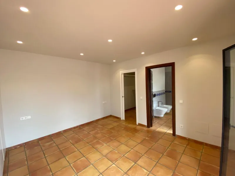House - Detached Villa в продаже в Marbella, Málaga. В доме 3 спален и 3 ванных комнат. Площадь дома 207 м². Площадь участка 424 м²