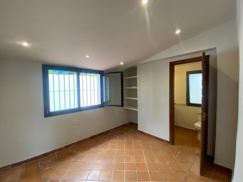 House - Detached Villa в продаже в Marbella, Málaga. В доме 3 спален и 3 ванных комнат. Площадь дома 207 м². Площадь участка 424 м²