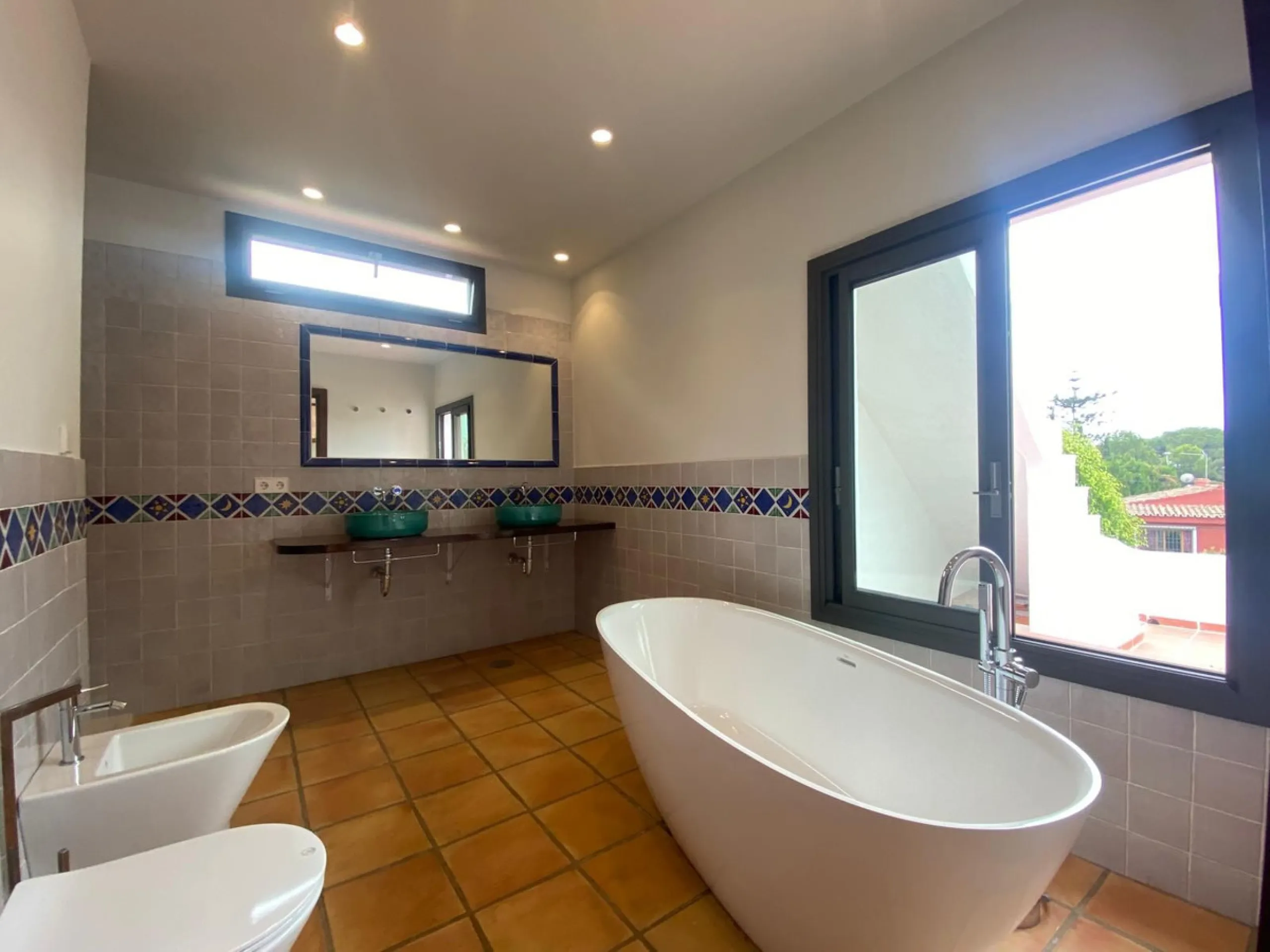 House - Detached Villa в продаже в Marbella, Málaga. В доме 3 спален и 3 ванных комнат. Площадь дома 207 м². Площадь участка 424 м²