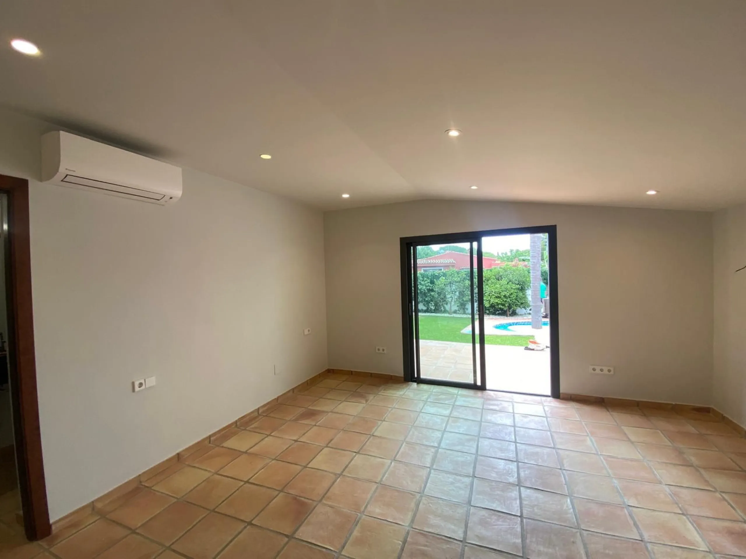 House - Detached Villa в продаже в Marbella, Málaga. В доме 3 спален и 3 ванных комнат. Площадь дома 207 м². Площадь участка 424 м²