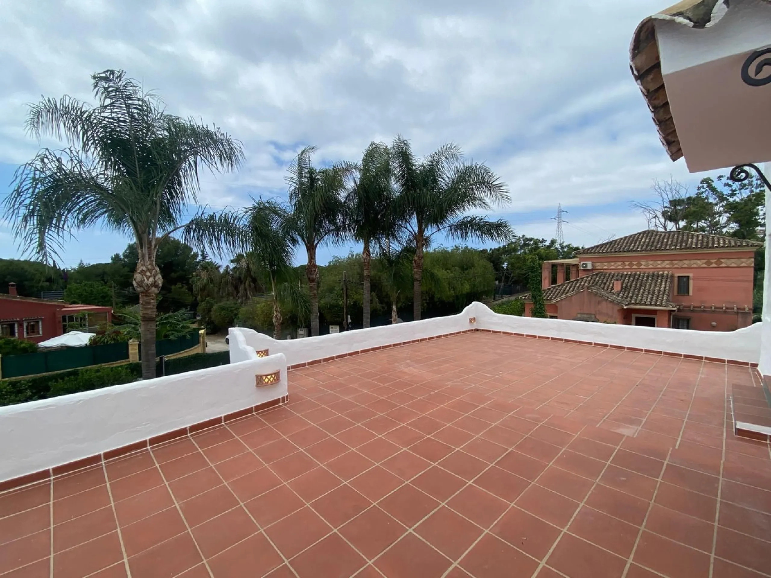 House - Detached Villa в продаже в Marbella, Málaga. В доме 3 спален и 3 ванных комнат. Площадь дома 207 м². Площадь участка 424 м²