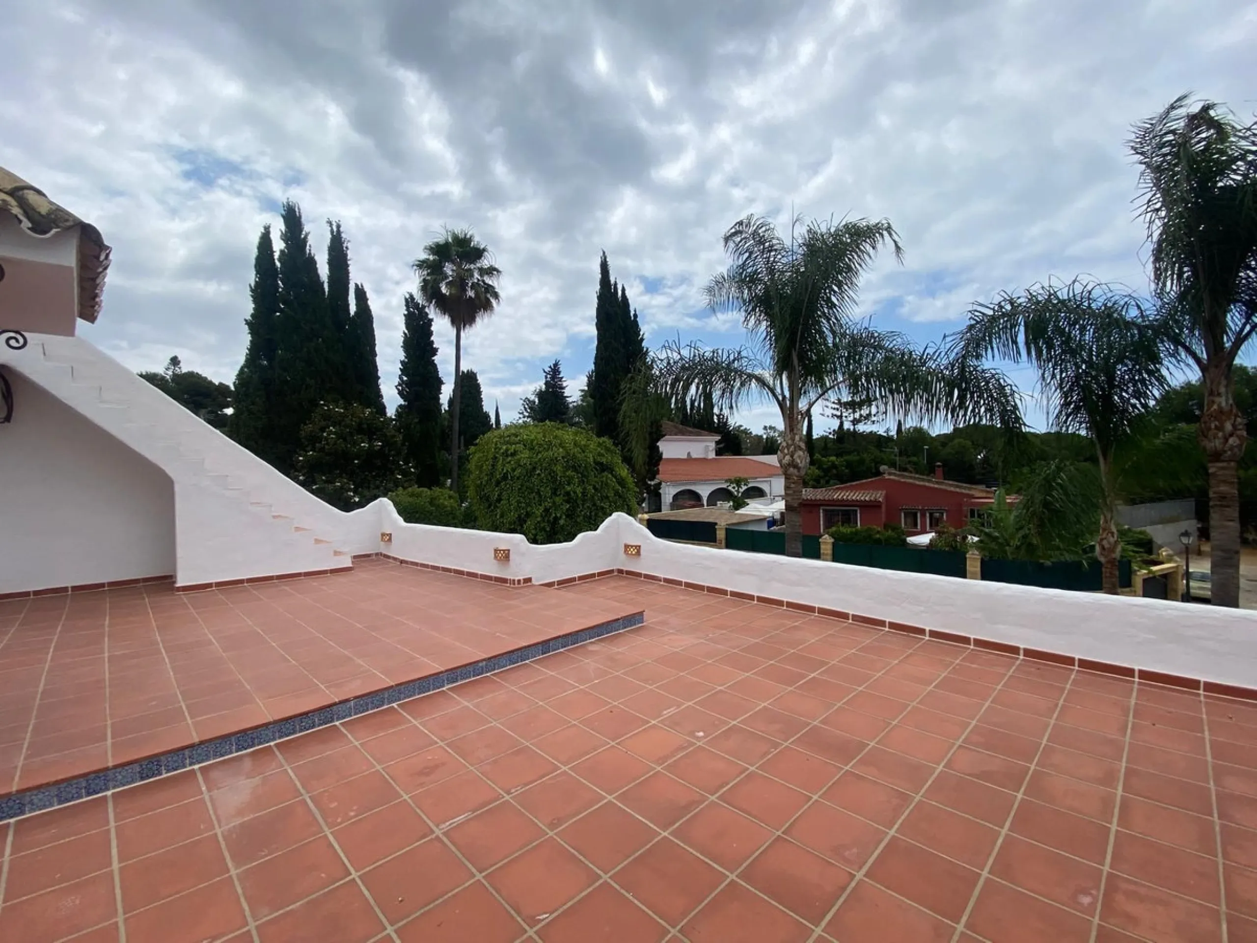 House - Detached Villa в продаже в Marbella, Málaga. В доме 3 спален и 3 ванных комнат. Площадь дома 207 м². Площадь участка 424 м²