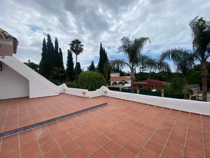 House - Detached Villa в продаже в Marbella, Málaga. В доме 3 спален и 3 ванных комнат. Площадь дома 207 м². Площадь участка 424 м²