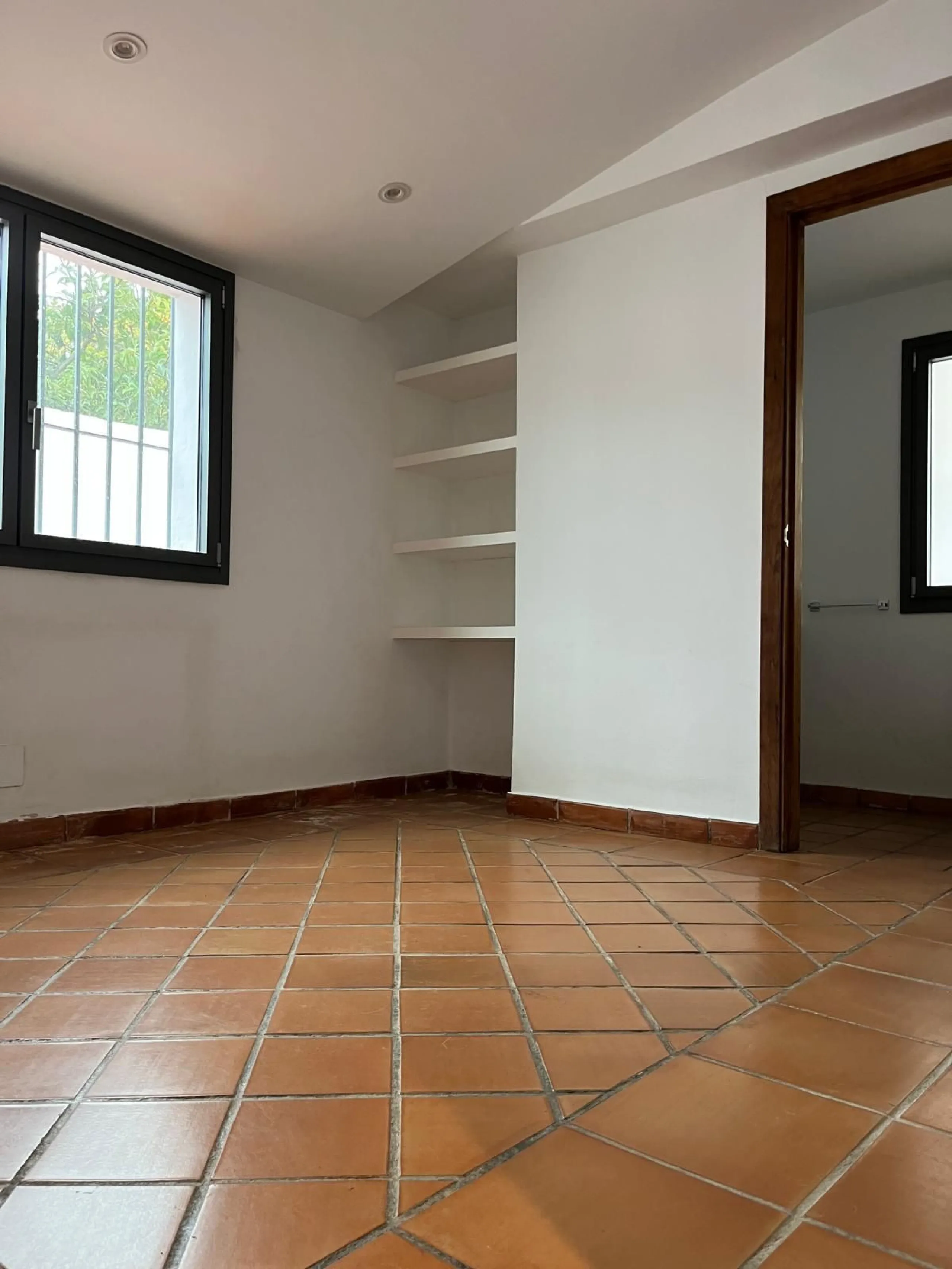 House - Detached Villa в продаже в Marbella, Málaga. В доме 3 спален и 3 ванных комнат. Площадь дома 207 м². Площадь участка 424 м²