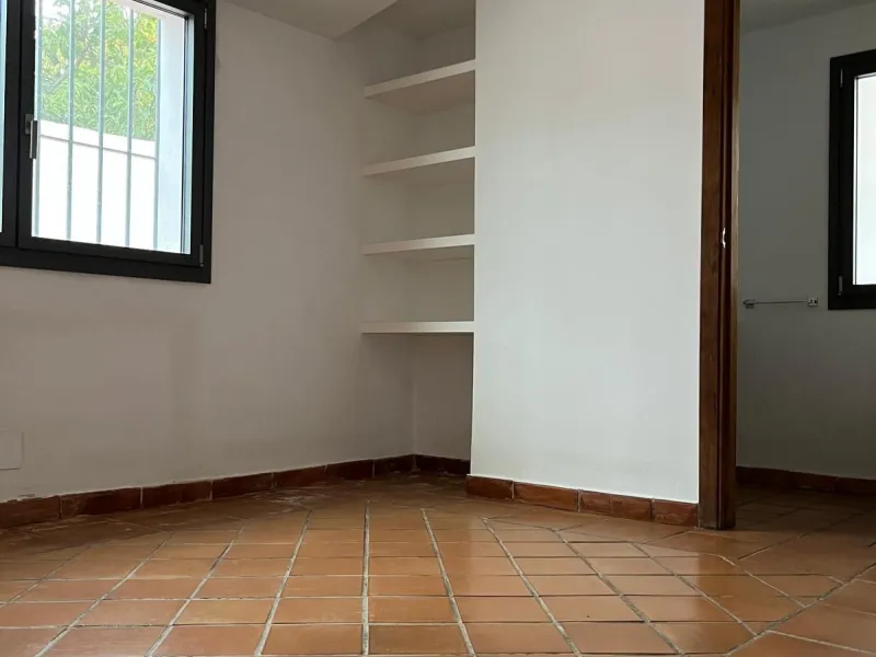 House - Detached Villa в продаже в Marbella, Málaga. В доме 3 спален и 3 ванных комнат. Площадь дома 207 м². Площадь участка 424 м²