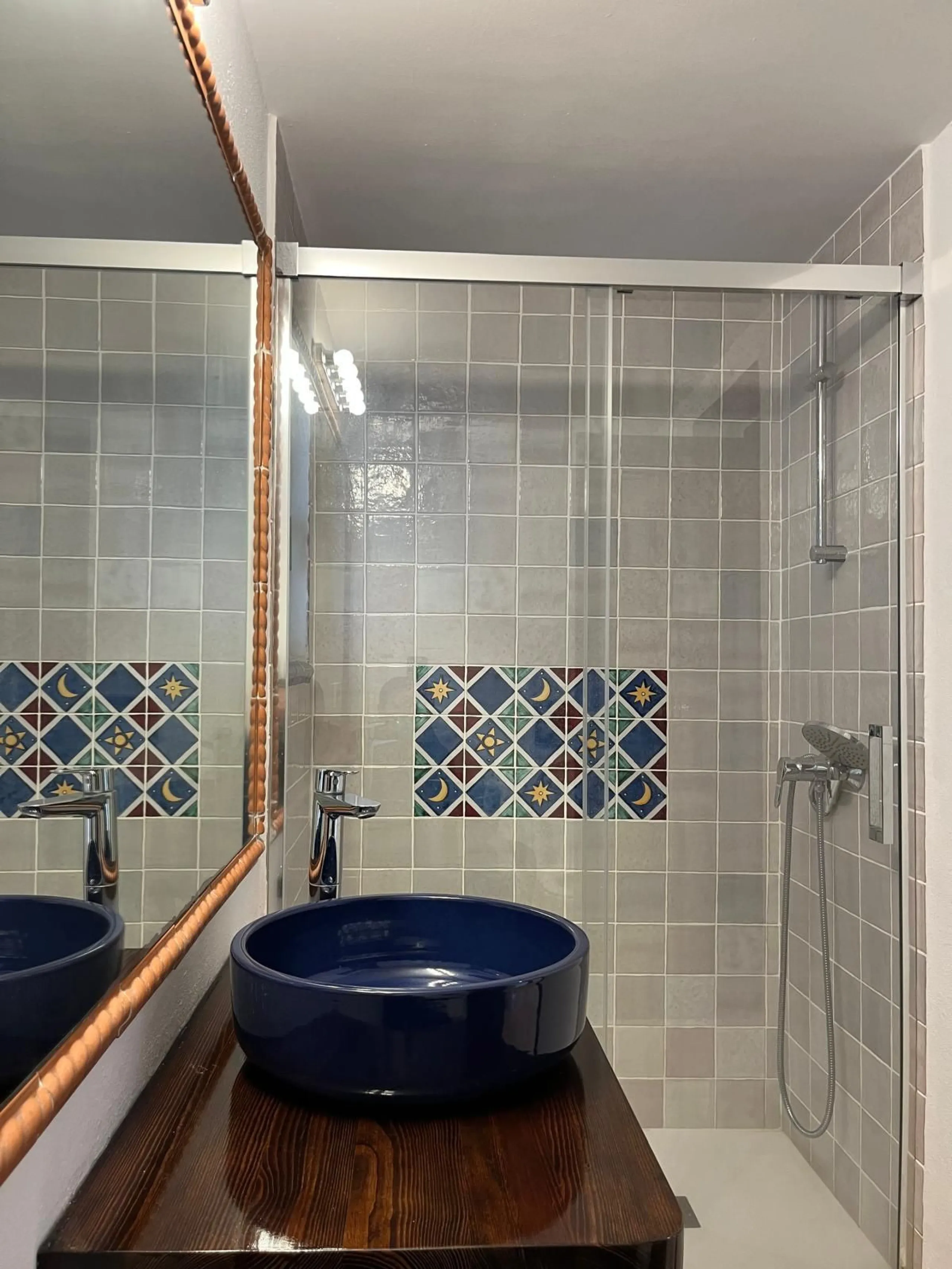 House - Detached Villa в продаже в Marbella, Málaga. В доме 3 спален и 3 ванных комнат. Площадь дома 207 м². Площадь участка 424 м²