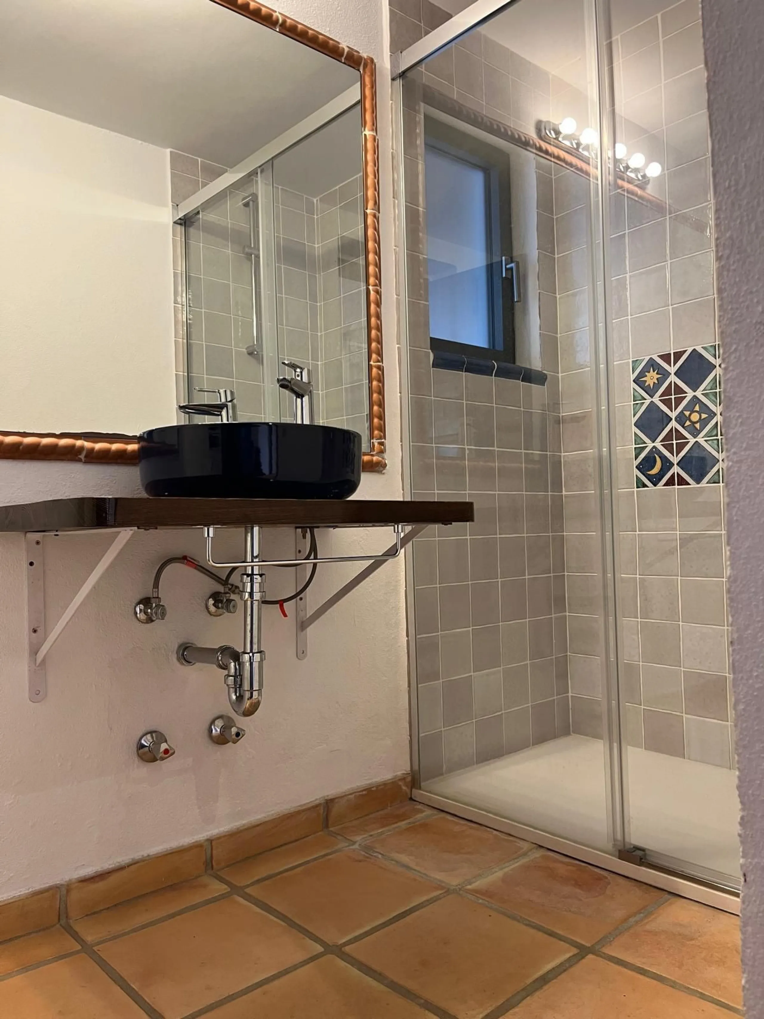 House - Detached Villa в продаже в Marbella, Málaga. В доме 3 спален и 3 ванных комнат. Площадь дома 207 м². Площадь участка 424 м²