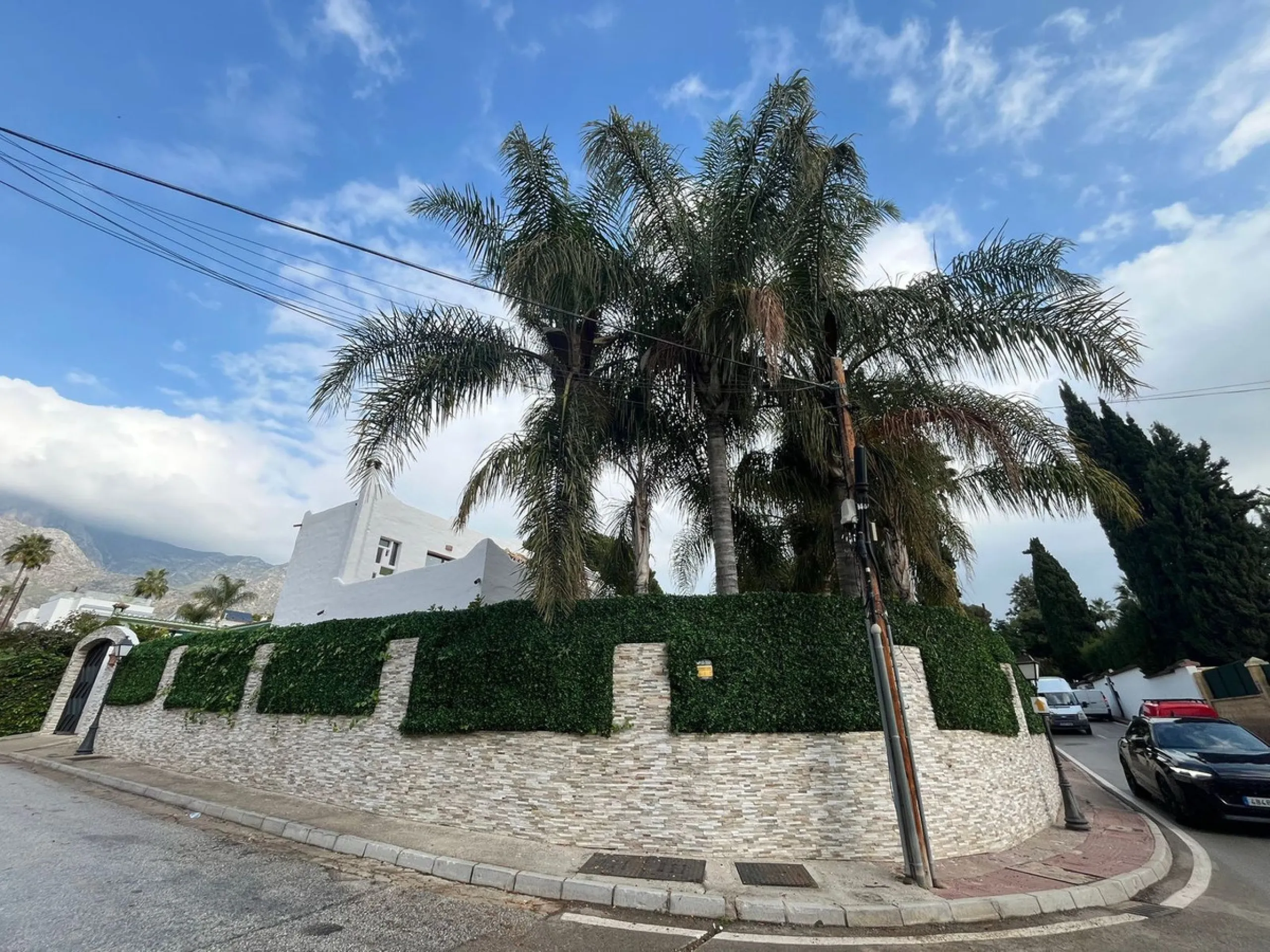House - Detached Villa в продаже в Marbella, Málaga. В доме 3 спален и 3 ванных комнат. Площадь дома 207 м². Площадь участка 424 м²