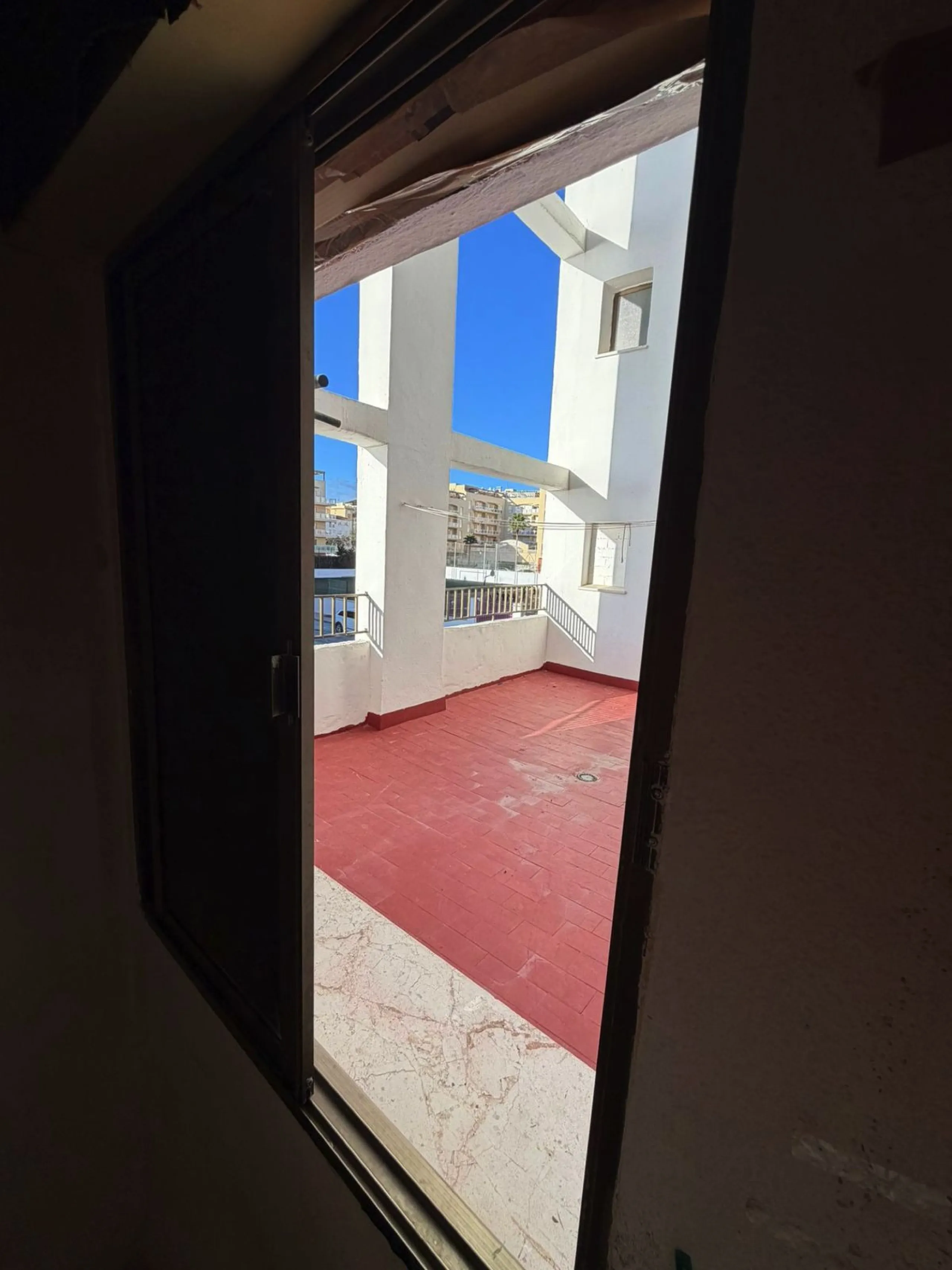 Bright and Spacious Apartment with Sea Views in a Prime Central Location – San Luis de Sabinillas, Manilva