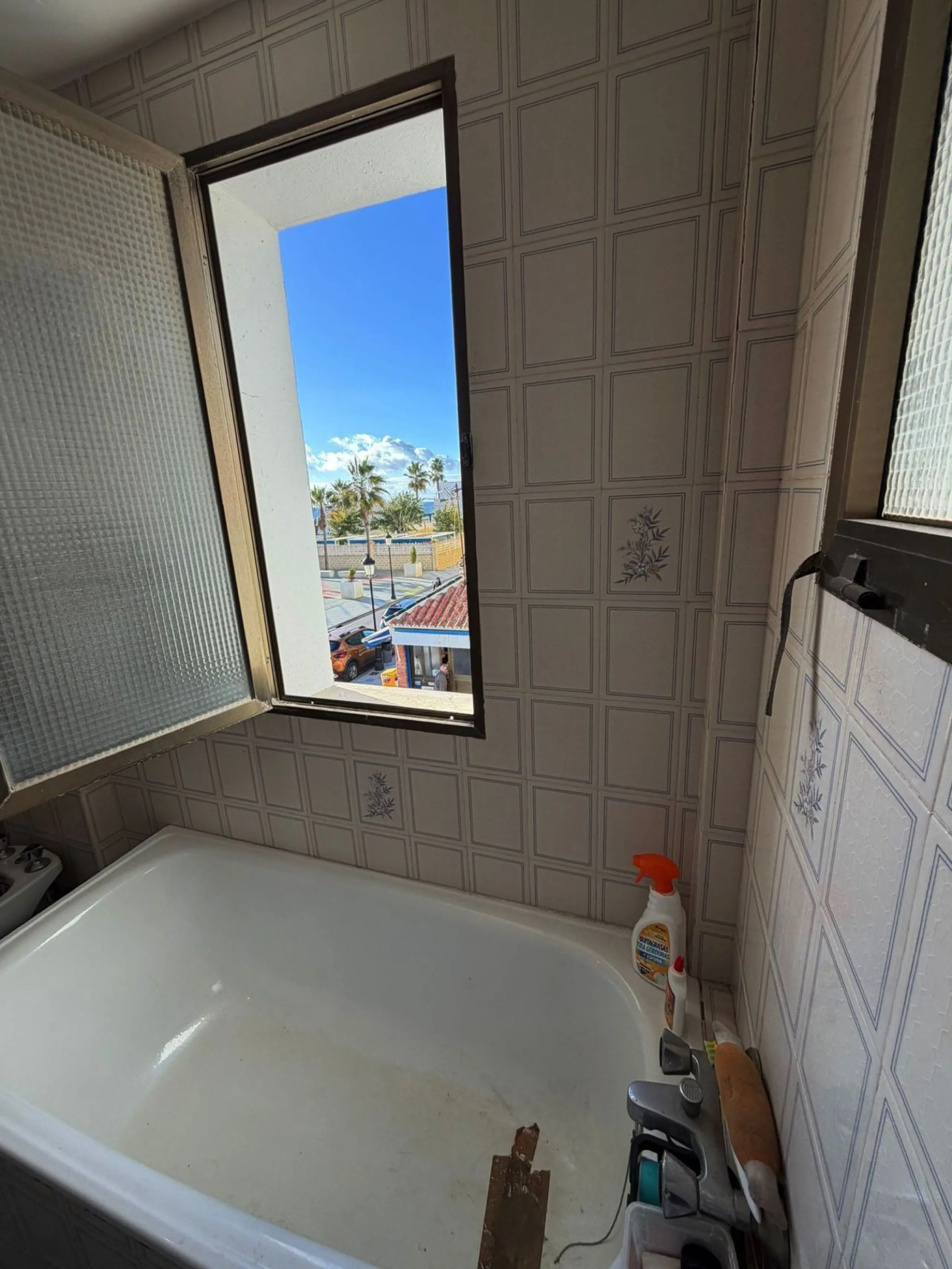 Bright and Spacious Apartment with Sea Views in a Prime Central Location – San Luis de Sabinillas, Manilva