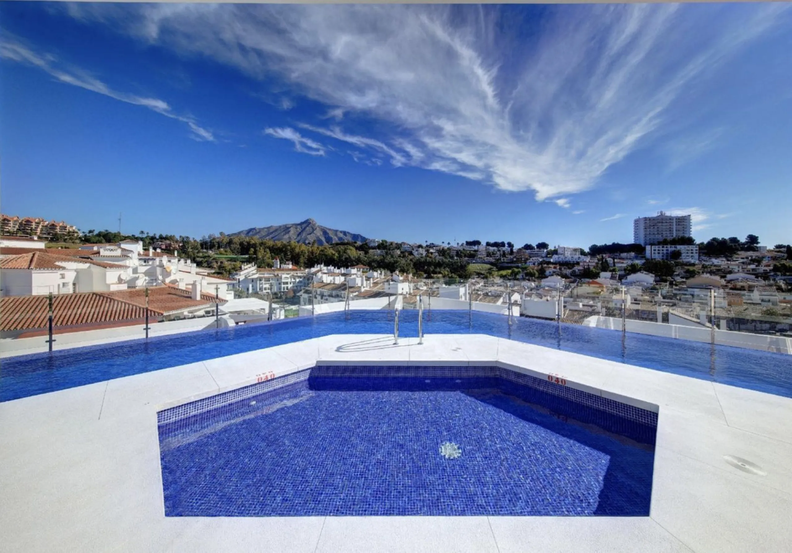 Apartment - Middle Floor Apartment в продаже в Marbella, Málaga. В доме 3 спален и 2 ванных комнат. Площадь дома 110 м²