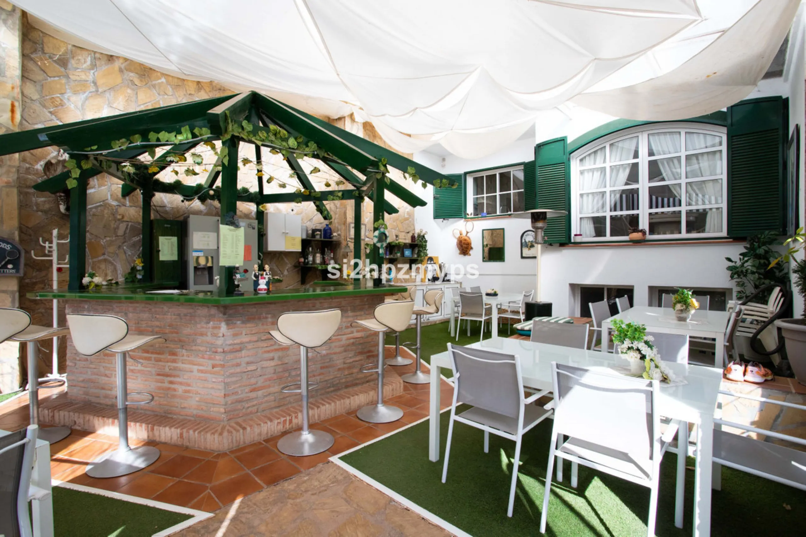Große Villa in Torrox mit Tennisplatz und guten Geschäftsmöglichkeiten
