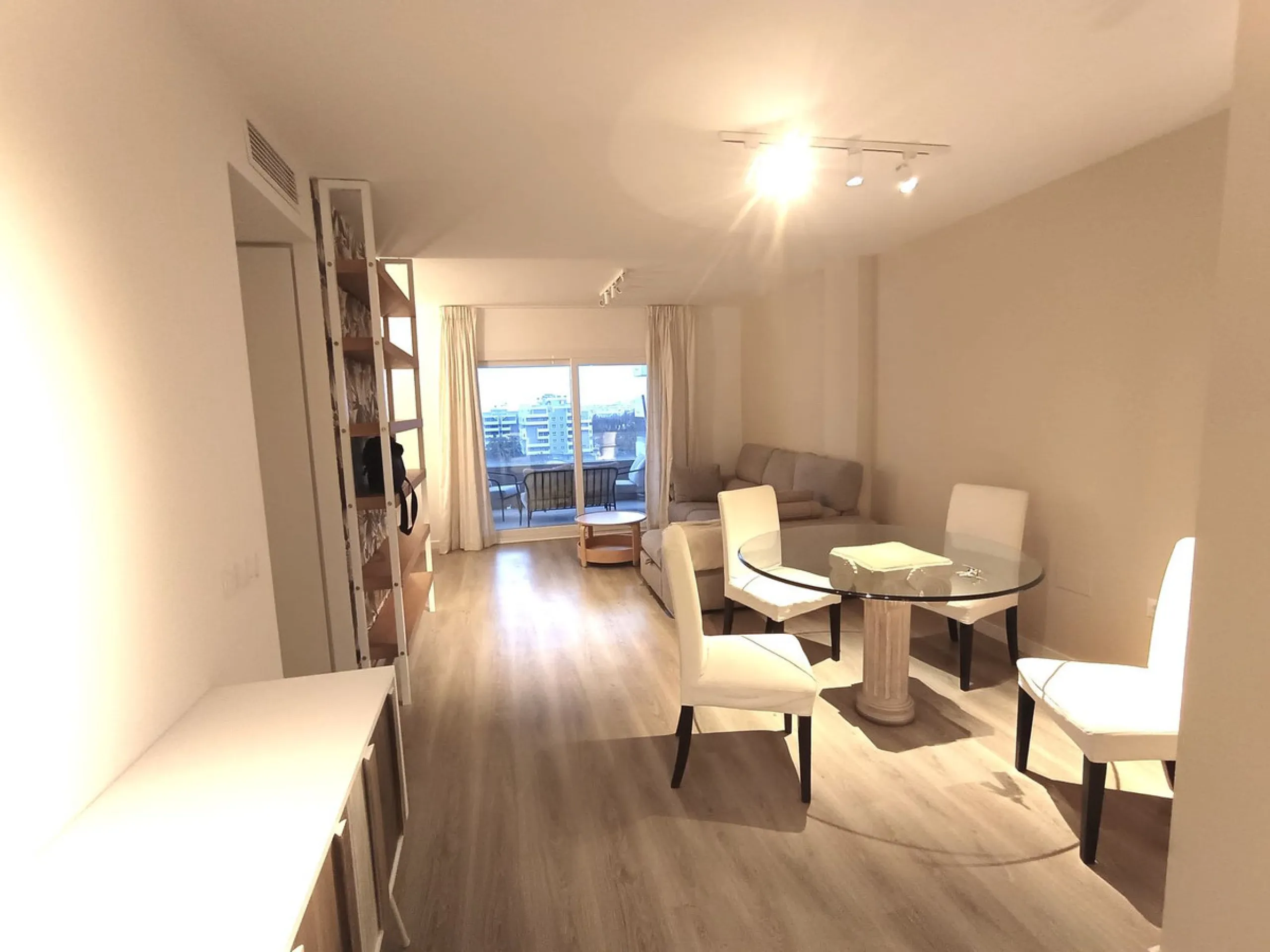 Apartment - Middle Floor Apartment в продаже в Marbella, Málaga. В доме 3 спален и 2 ванных комнат. Площадь дома 110 м²
