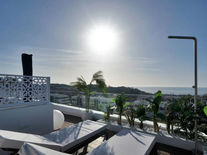 Spectacular 4-Bedroom Penthouse with Private Rooftop Paradise with amazing views in Colinas del Limonar, Málaga.